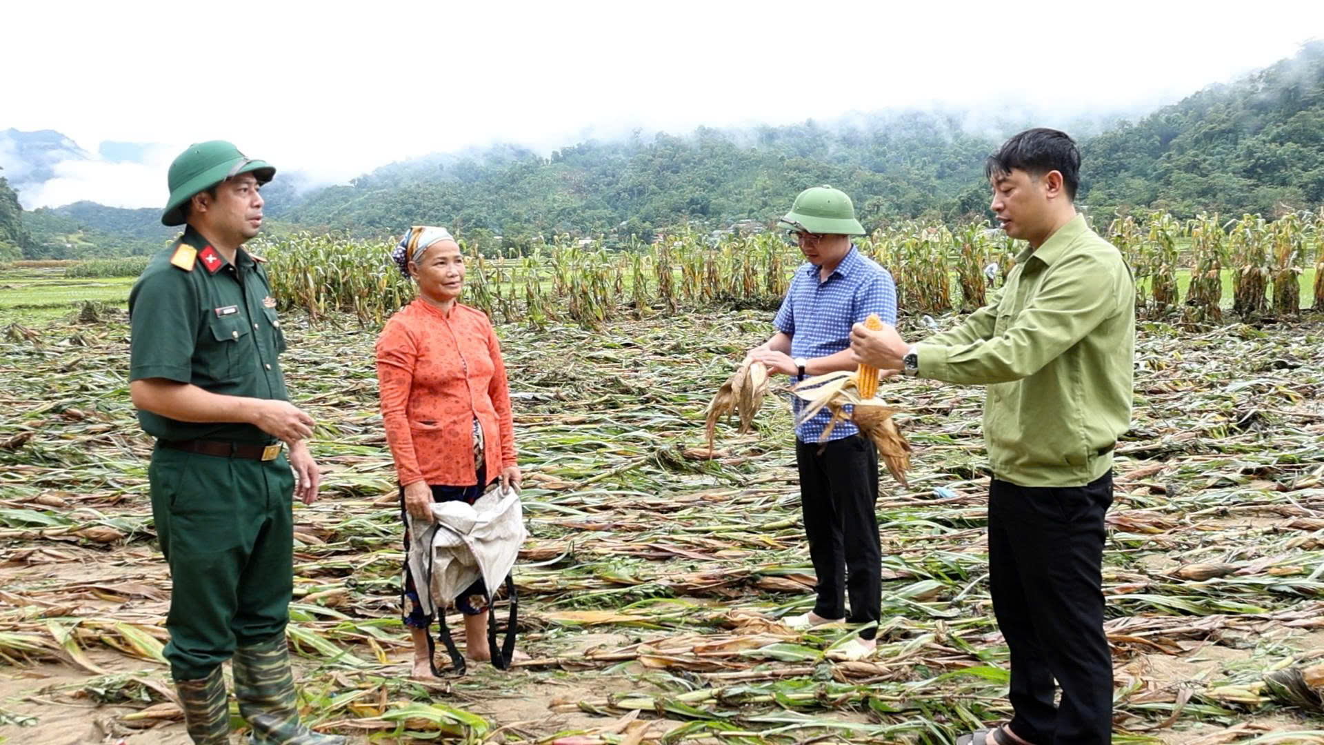 Lãnh đạo xã Lâm Bình kiểm tra, chỉ đạo khắc phục hậu quả mưa lũ