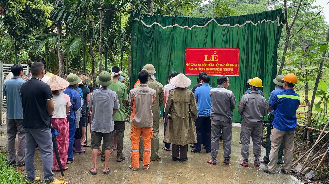 Xuân Giang khởi công công trình đường điện thắp sáng và nâng cấp đường giao thông thôn Tịnh.
