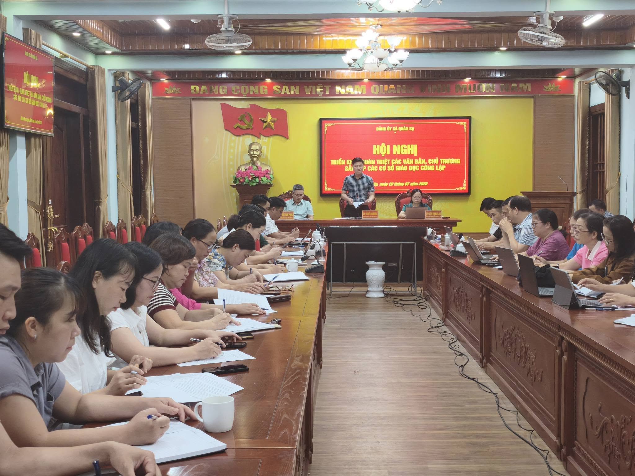 Đảng ủy xã Quản Bạ tổ chức Hội nghị xin ý kiến góp ý vào Đề án sắp xếp các trường học trên địa bàn xã.