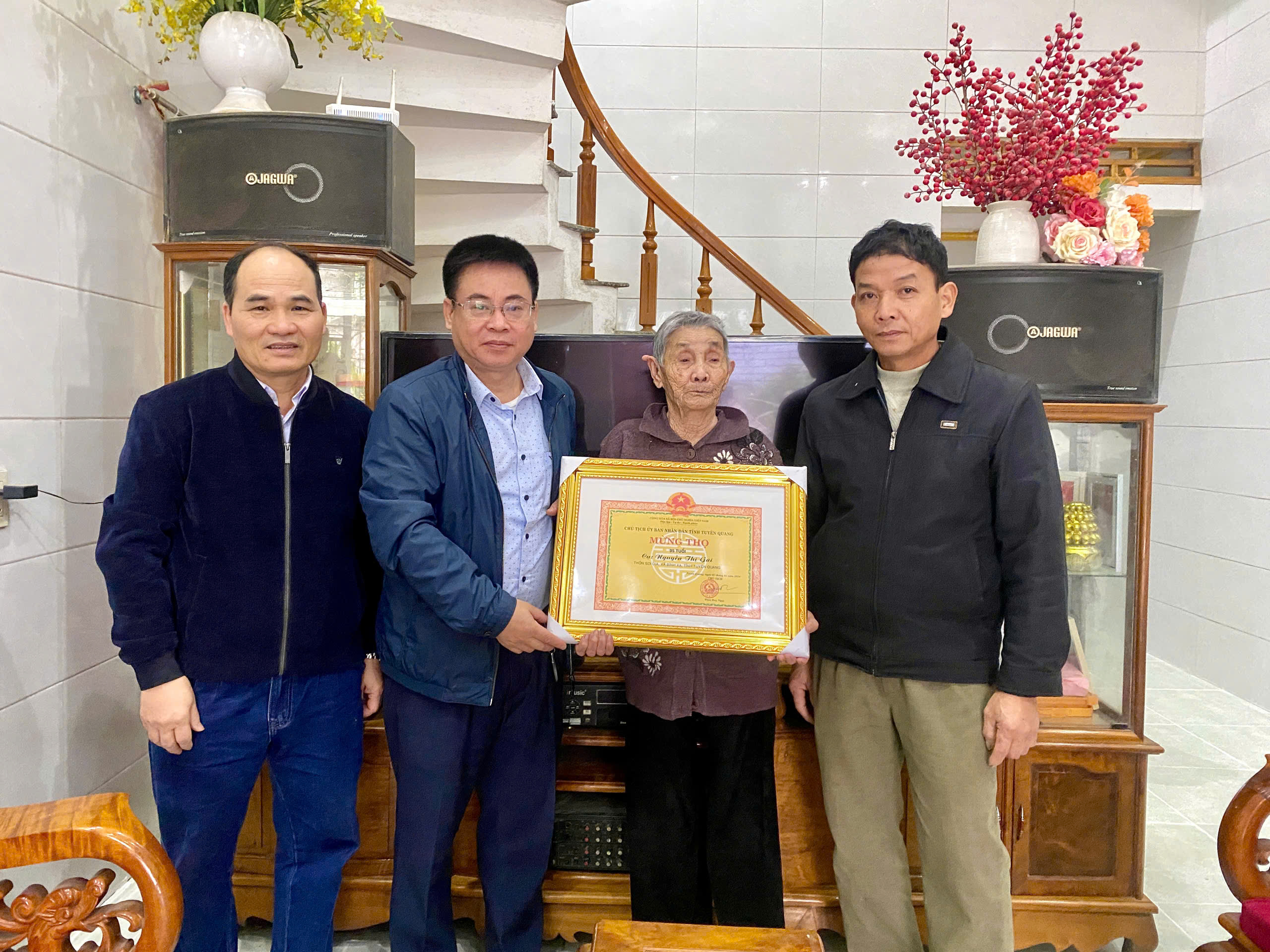 Lãnh đạo xã Bình Xa thăm, chúc thọ các cụ cao tuổi nhân dịp đầu xuân mới