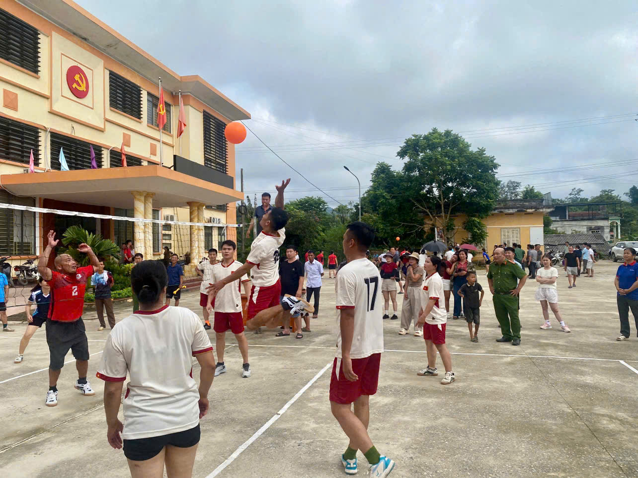 SÔI NỔI KHAI MẠC GIẢI BÓNG CHUYỀN HƠI CHÀO MỪNG “NGÀY HỘI TOÀN DÂN BẢO VỆ AN NINH TỔ QUỐC” NĂM 2026 XÃ LỰC HÀNH