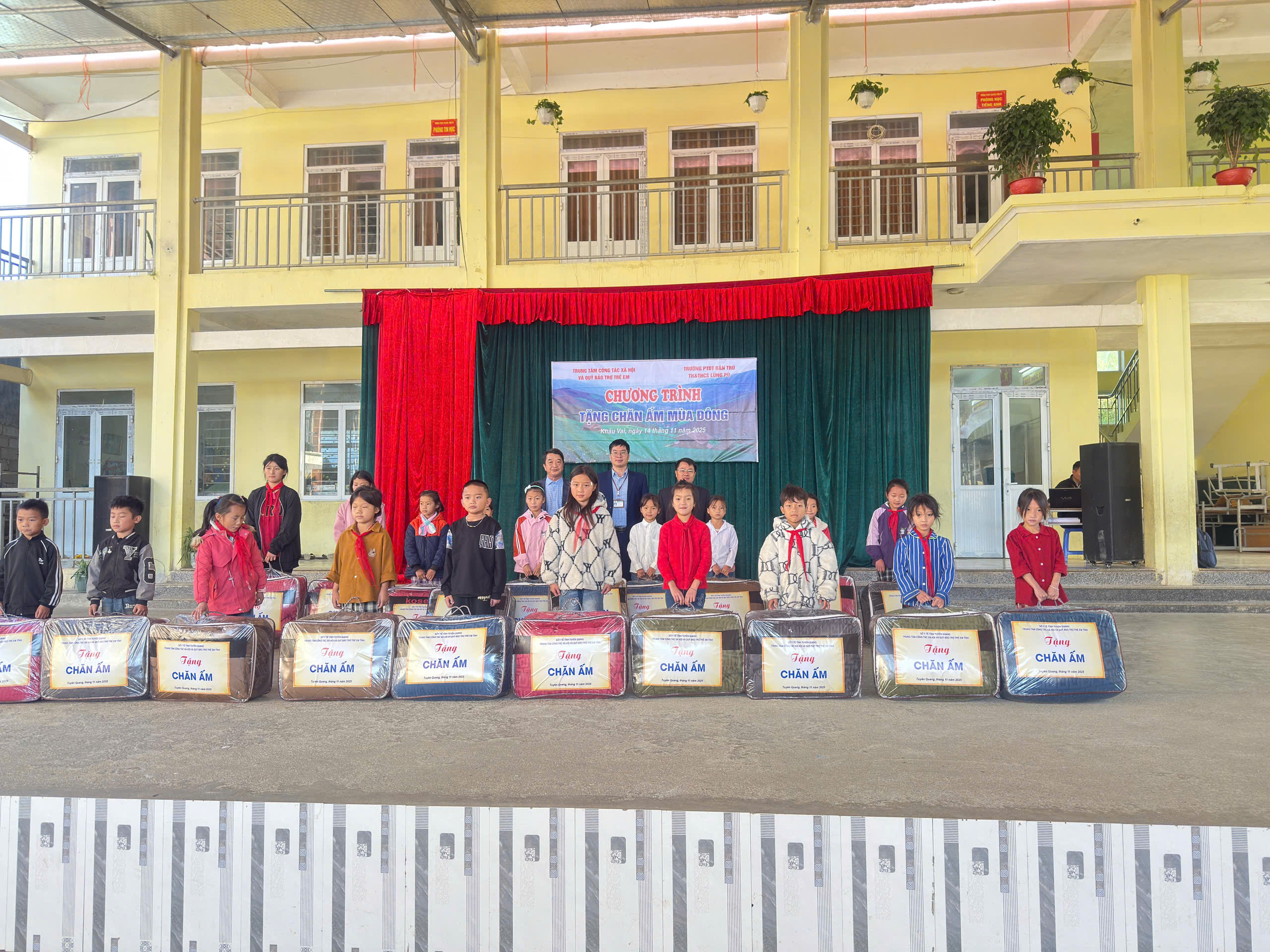 Tặng quà cho trẻ em có hoàn cảnh đặc biệt khó khăn tại Trường PTDT bán trú TH&THCS Lũng Pù, xã Khâu Vai, tỉnh Tuyên Quang