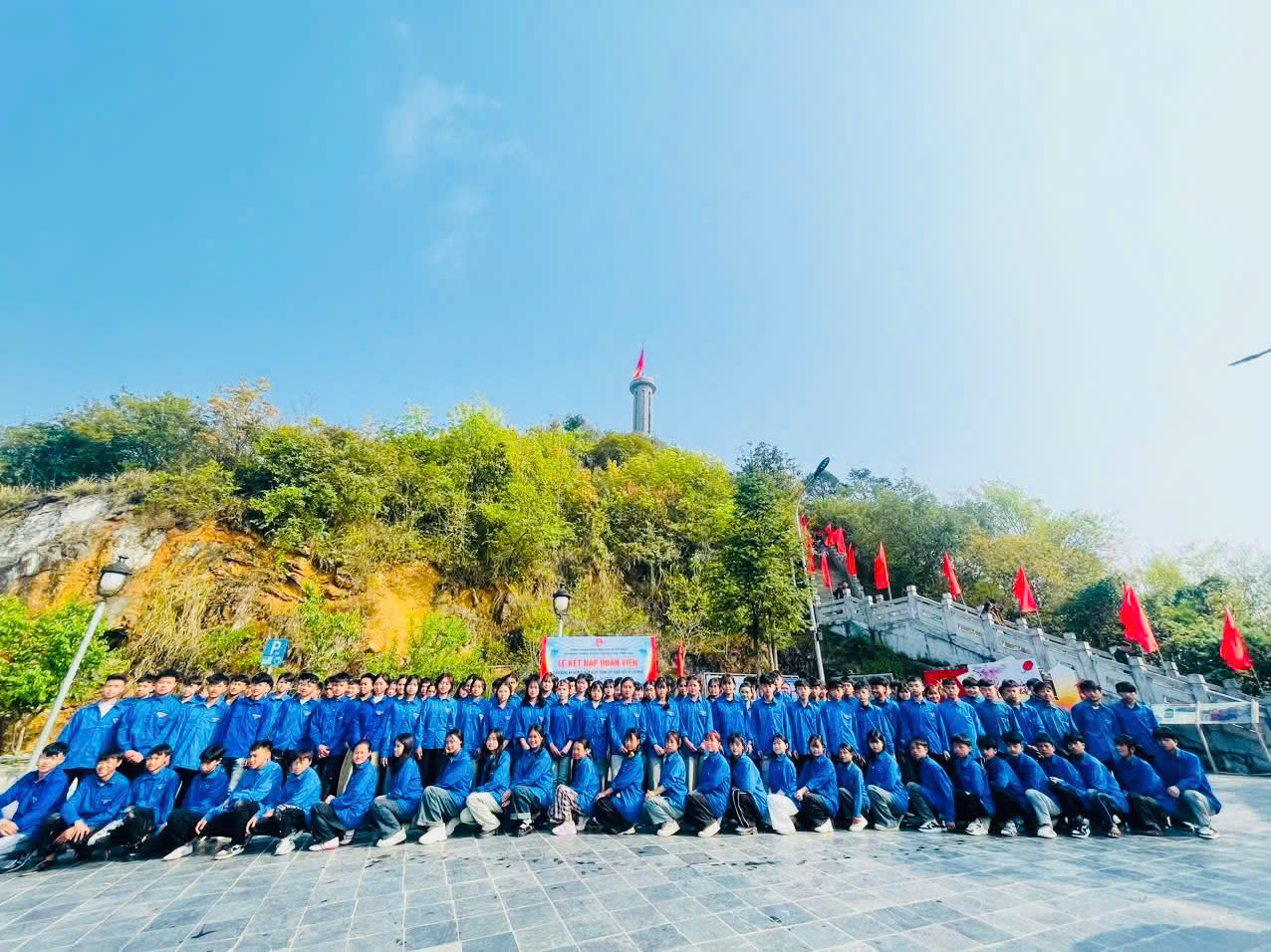 THIÊNG LIÊNG LỄ KẾT NẠP ĐOÀN VIÊN DƯỚI CỜ TỔ QUỐC TẠI CỘT CỜ QUỐC GIA LŨNG CÚ