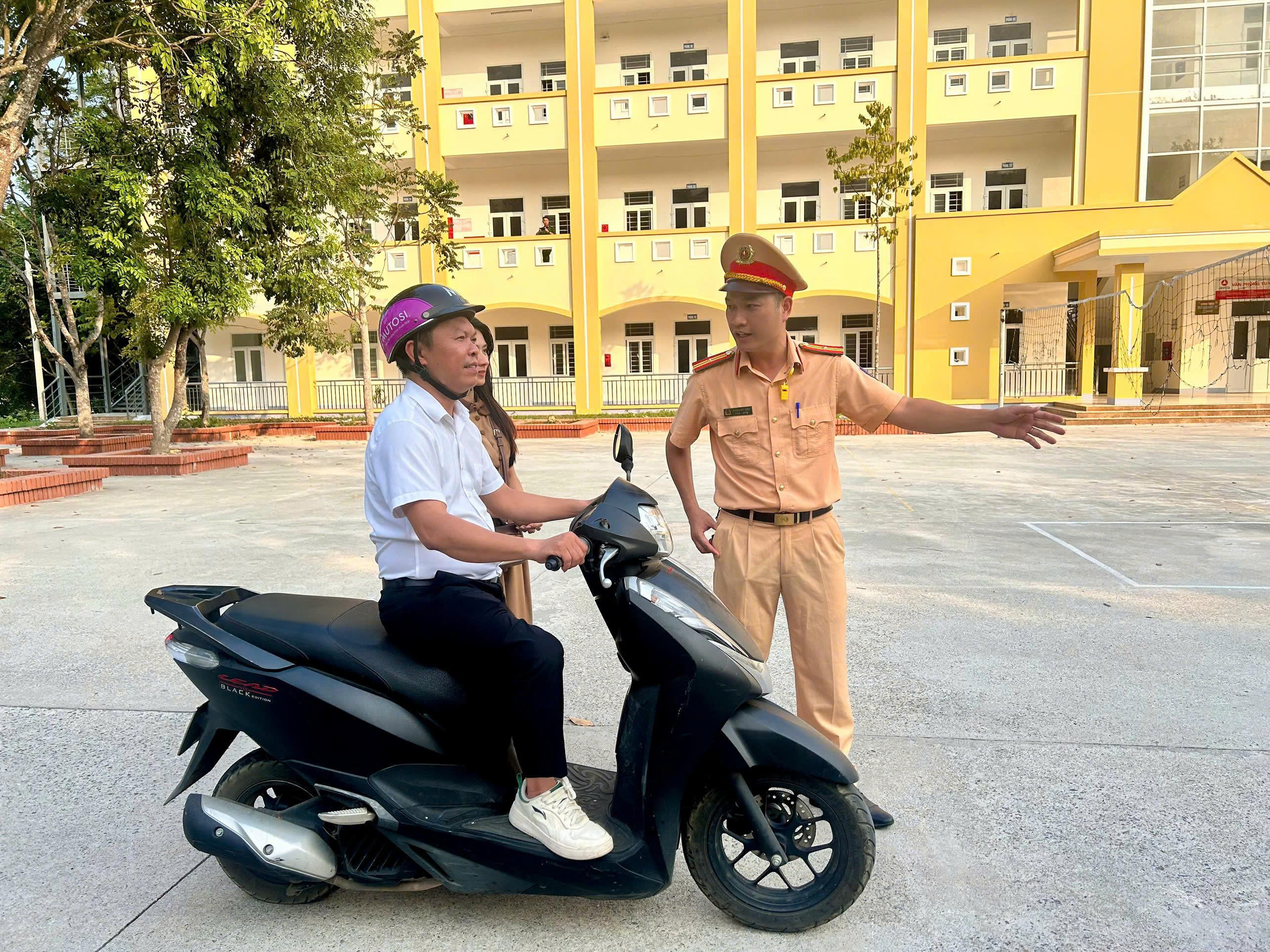 CÔNG AN PHƯỜNG MINH XUÂN PHỐI HỢP NÂNG CAO KỸ NĂNG LÁI XE AN TOÀN CHO HỌC SINH, SINH VIÊN