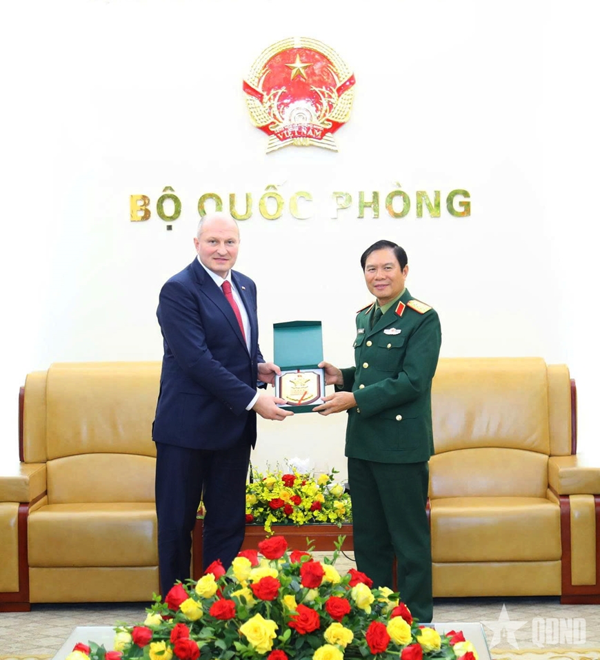 Đại tướng Nguyễn Tân Cương tiếp Bộ trưởng Bộ Tình trạng khẩn cấp Liên bang Nga