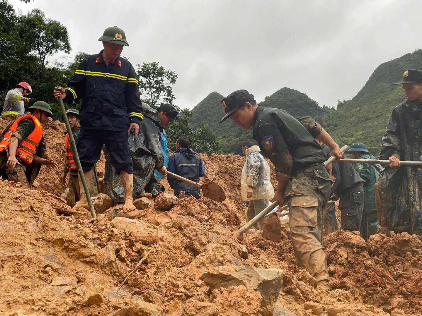 CĂNG MÌNH CÙNG NHÂN DÂN ỨNG PHÓ VỚI BÃO LŨ