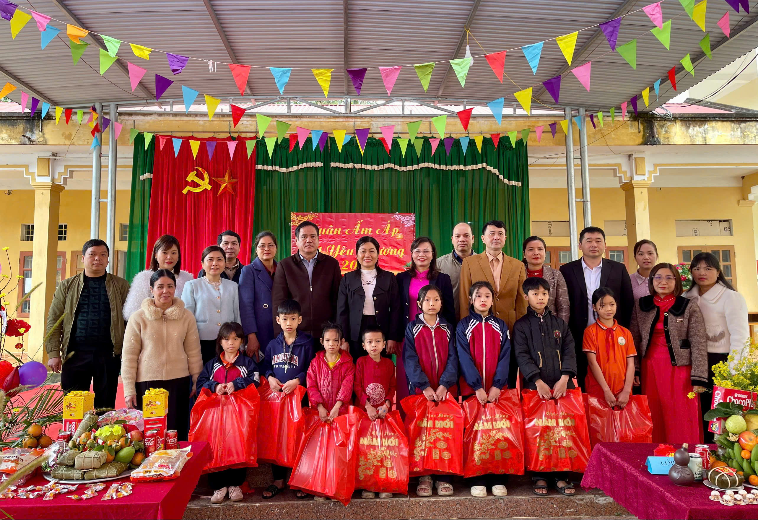 Trường PTDT bán trú Tiểu học Kiên Đài tổ chức Chương trình “Xuân ấm áp – Tết yêu thương” năm 2026