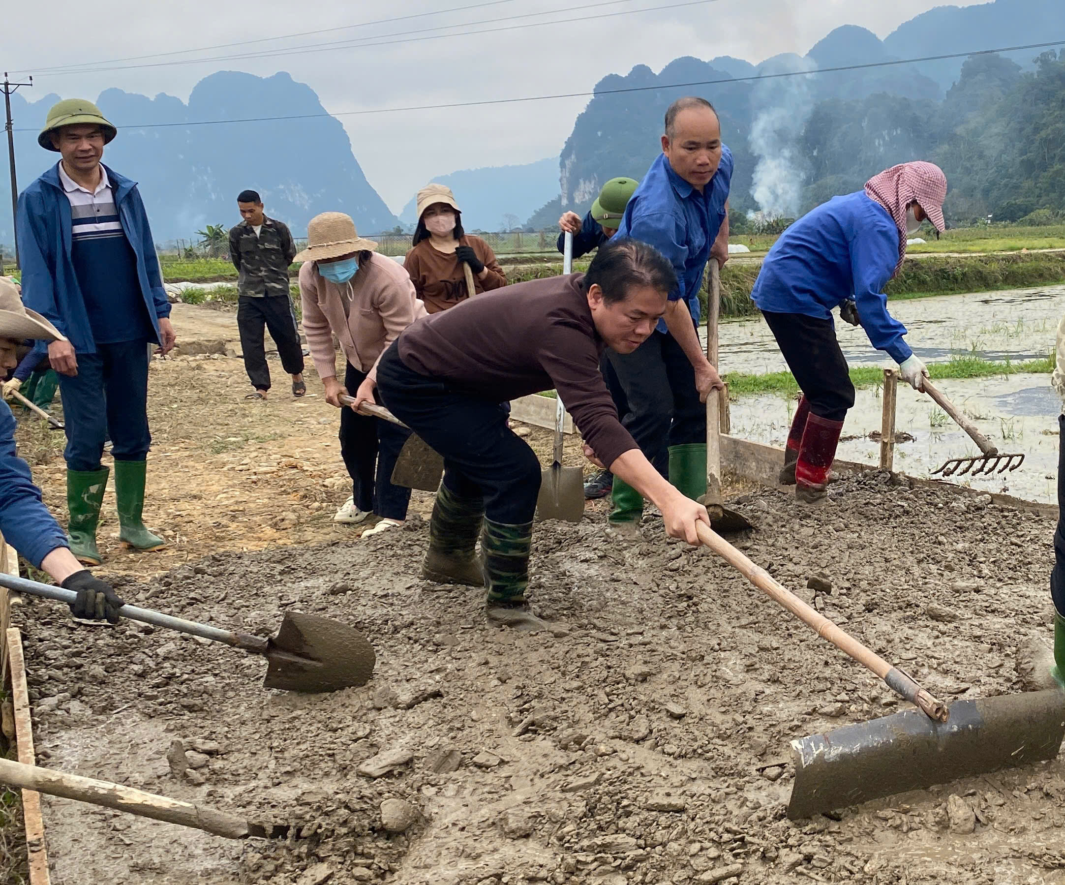 Lãnh đạo xã Bình An trực tiếp lao động cùng nhân dân thôn Bản Piát và thôn Tân Hoa.