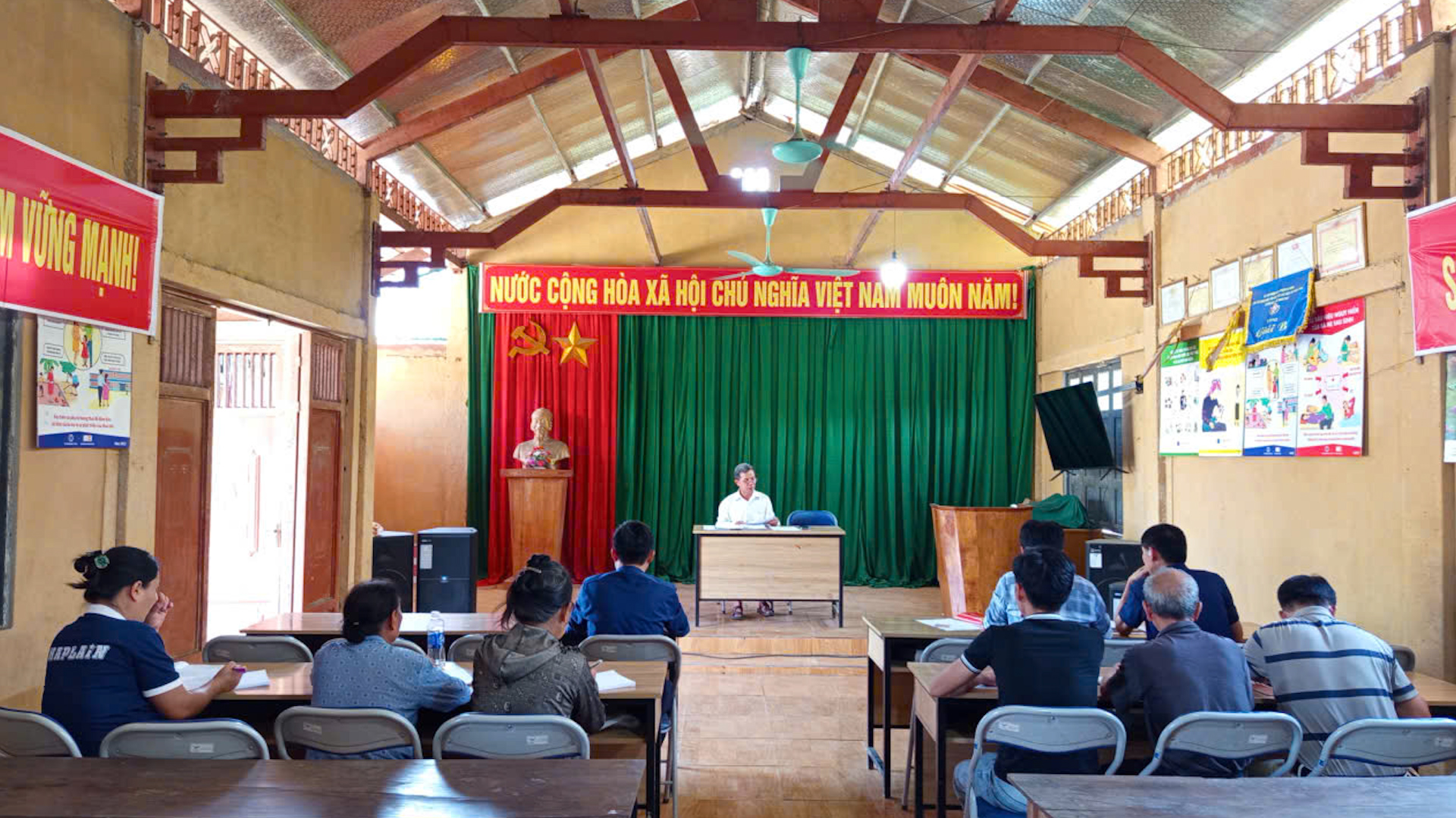 Đồng chí Chủ tịch Ủy ban MTTQ Việt Nam xã Dương Trọng Nghĩa dự sinh hoạt thường kỳ tại Chi bộ Nà Lũng