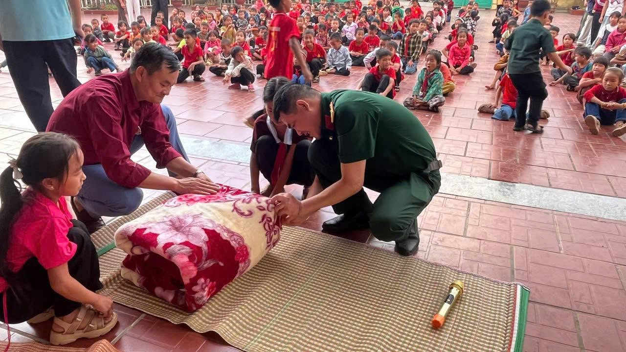 Ban chỉ huy quân sự xã Quản Bạ phối hợp với Trường PTDTBT Tiểu học và THCS Quản Bạ tổ chức hoạt động trải nghiệm với chủ đề “Em làm chiến sĩ”.