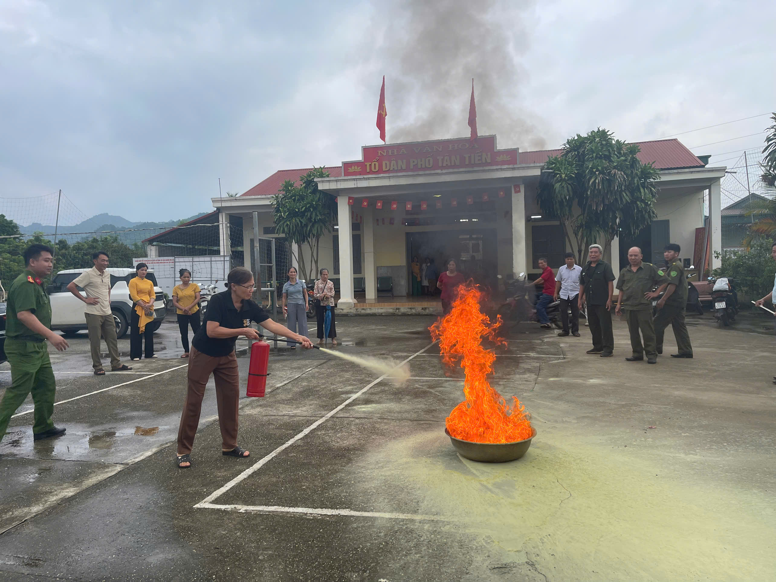 CÔNG AN XÃ SƠN DƯƠNG TỔ CHỨC TUYÊN TRUYỀN VÀ HƯỚNG DẪN THỰC HÀNH CHỮA CHÁY TẠI THÔN TÂN TIẾN