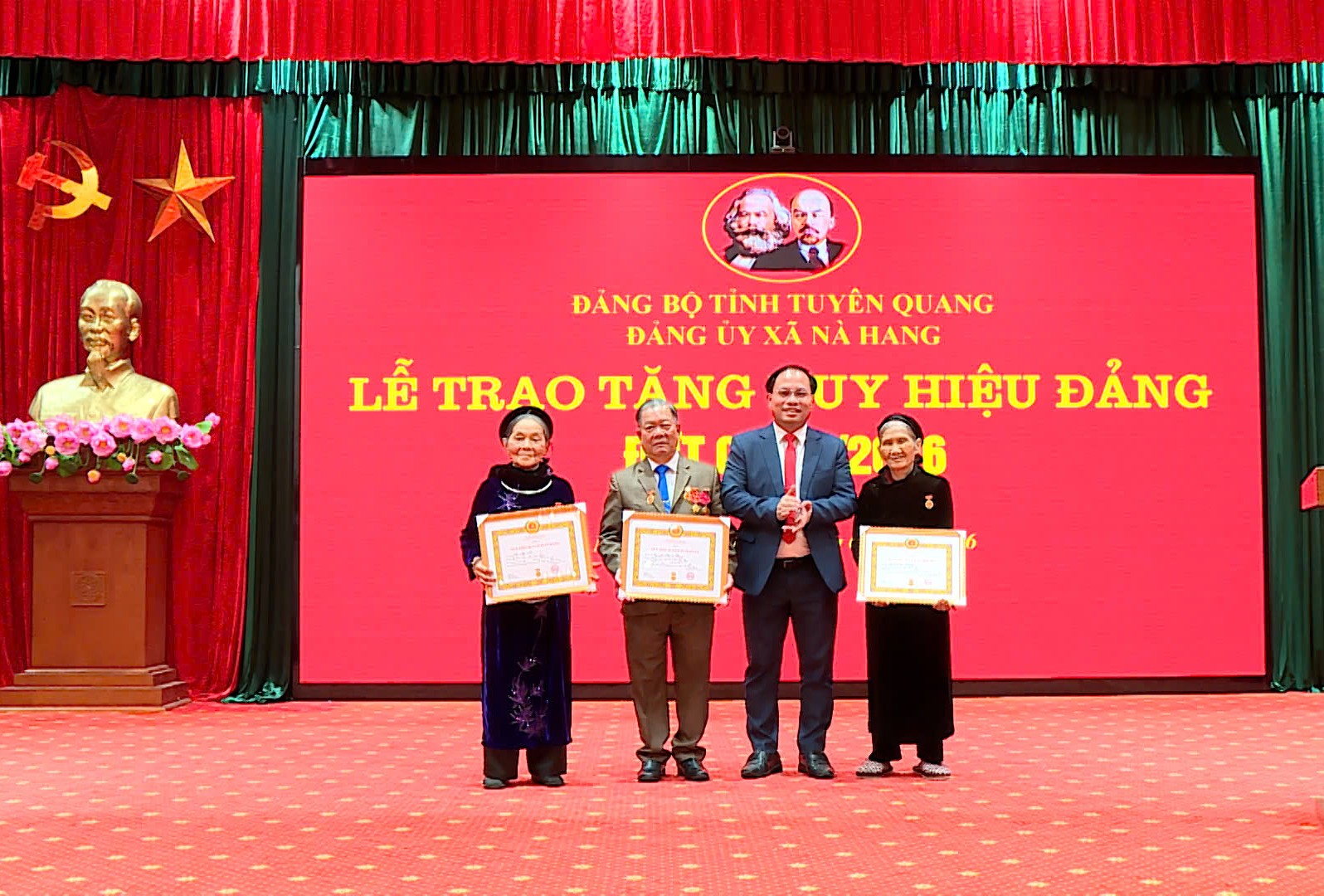 Đảng ủy xã Nà Hang tổ chức Lễ trao tặng Huy hiệu Đảng đợt 03/02/2026