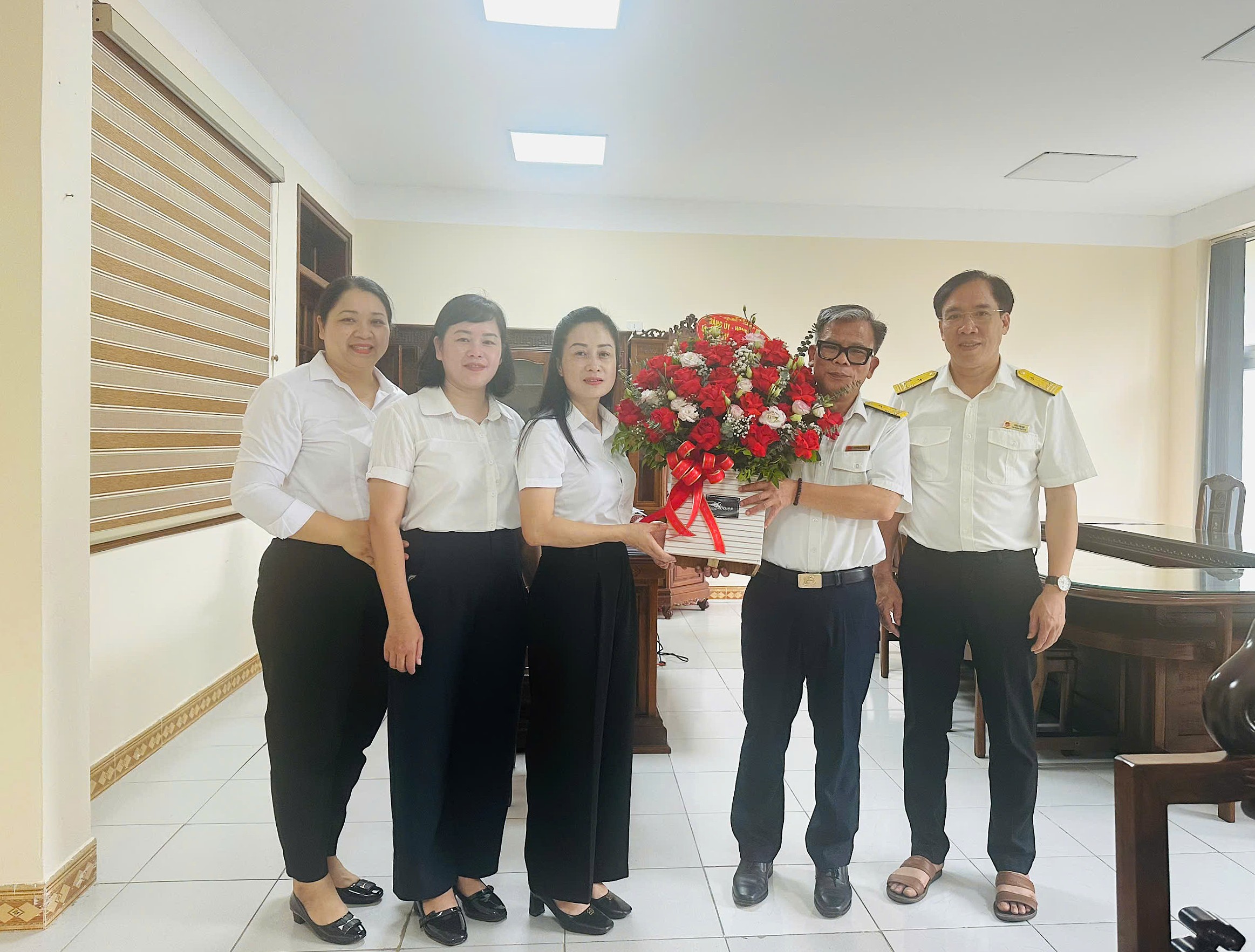 Lãnh đạo xã Nà Hang tặng hoa chúc mừng Thuế cơ sở 4 tỉnh Tuyên Quang nhân ngày thành lập ngành