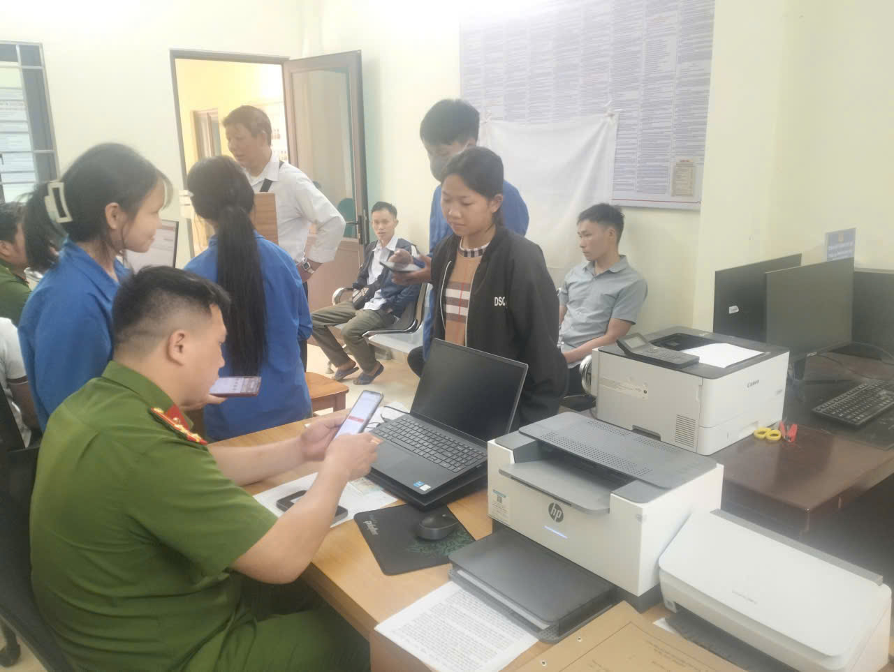 CÔNG AN XÃ HỒ THẦU TĂNG CƯỜNG TUYÊN TRUYỀN, VẬN ĐỘNG NHÂN DÂN ĐĂNG KÝ, KÍCH HOẠT TÀI KHOẢN ĐỊNH DANH ĐIỆN TỬ