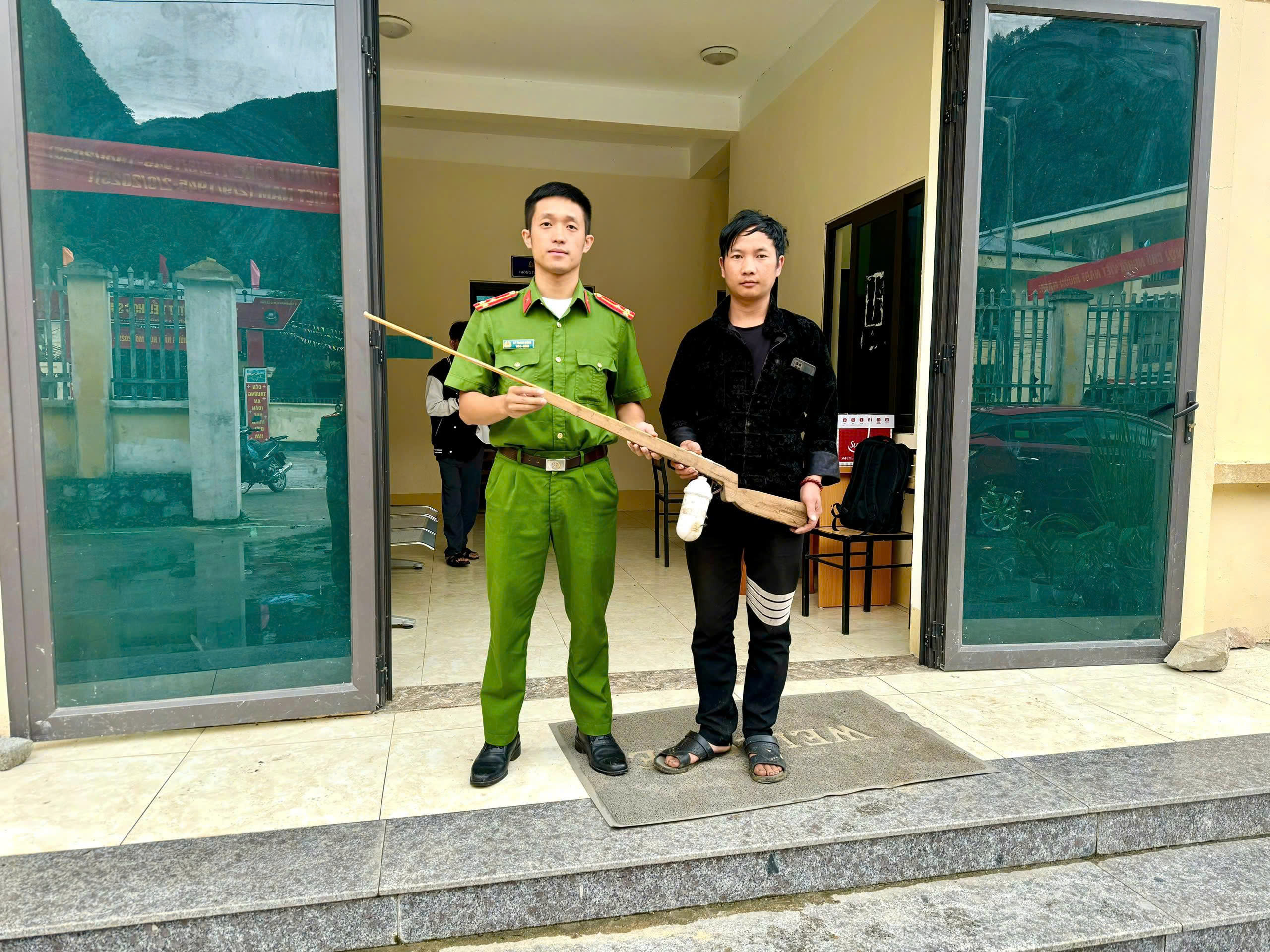 CÔNG AN XÃ SÀ PHÌN TUYÊN TRUYỀN, VẬN ĐỘNG THU HỒI VŨ KHÍ, VẬT LIỆU NỔ, CÔNG CỤ HỖ TRỢ 