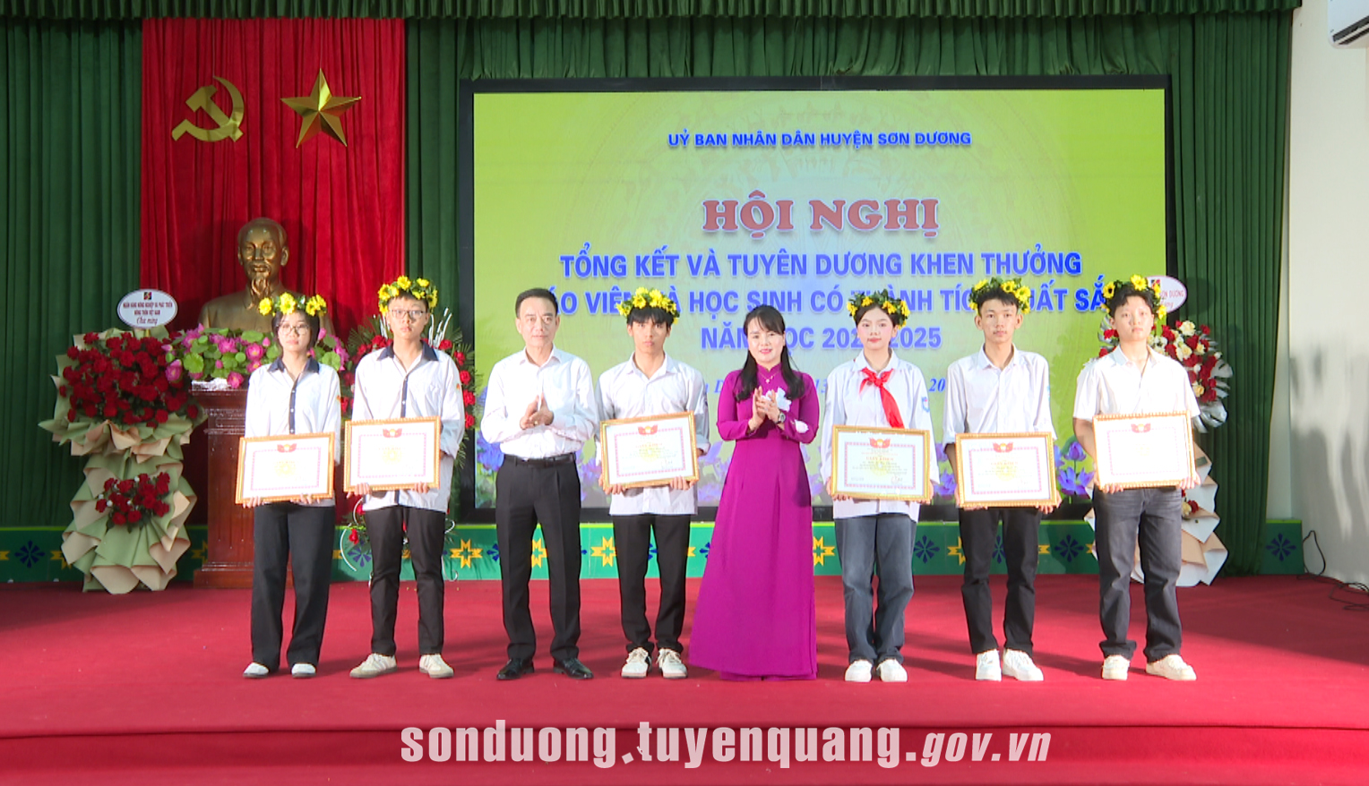 Sơn Dương tuyên dương 348 giáo viên, học sinh có thành tích xuất sắc năm học 2024-2025