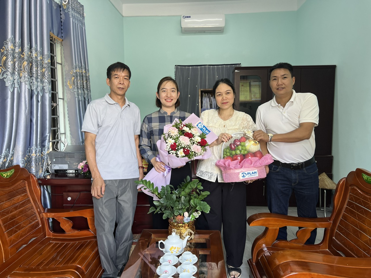 Văn phòng Plan vùng Tuyên Quang chúc mừng Ban Quản lý dự án Plan xã Thàng Tín nhân ngày Phụ nữ Việt Nam 20/10