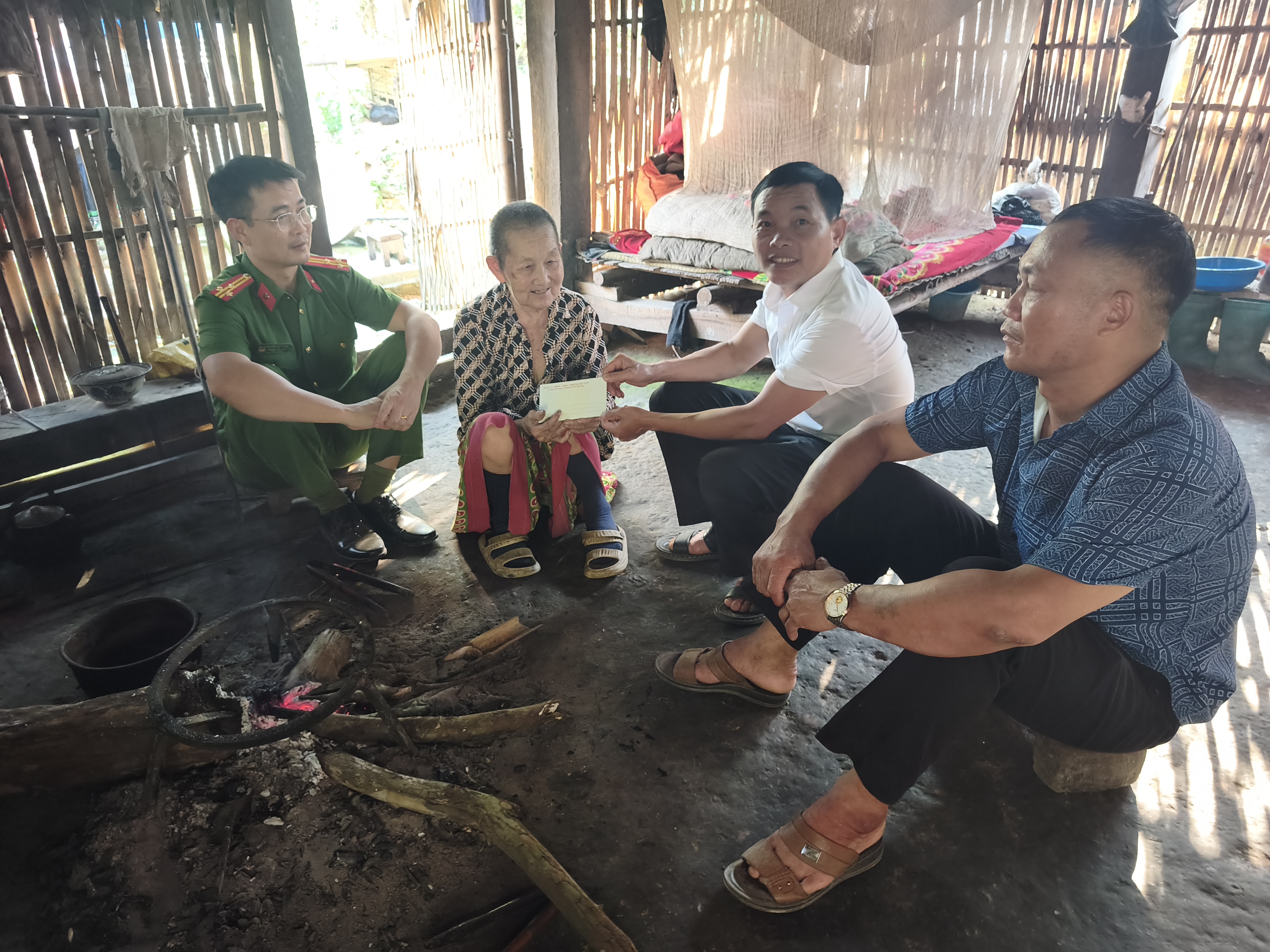 Lãnh đạo xã Bạch Ngọc thăm, tặng quà người cao tuổi nhân Ngày Quốc tế Người cao tuổi 