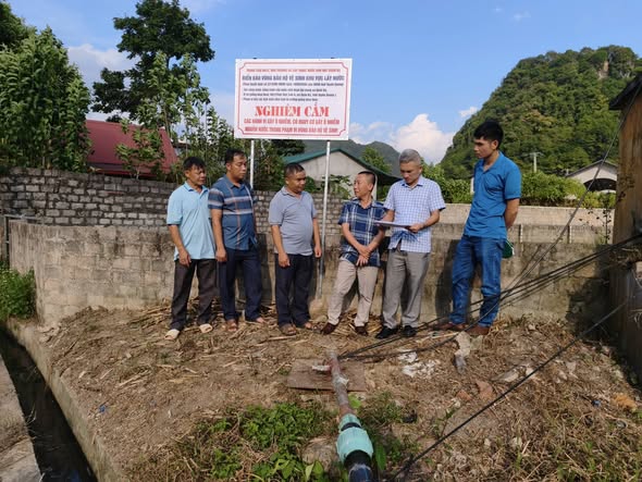 Lễ ra quân triển khai khoanh vùng phạm vi vùng bảo hộ vệ sinh khu vực lấy nước sinh hoạt của công trình cấp nước sinh hoạt tập trung trên địa bàn xã Quản Bạ. 