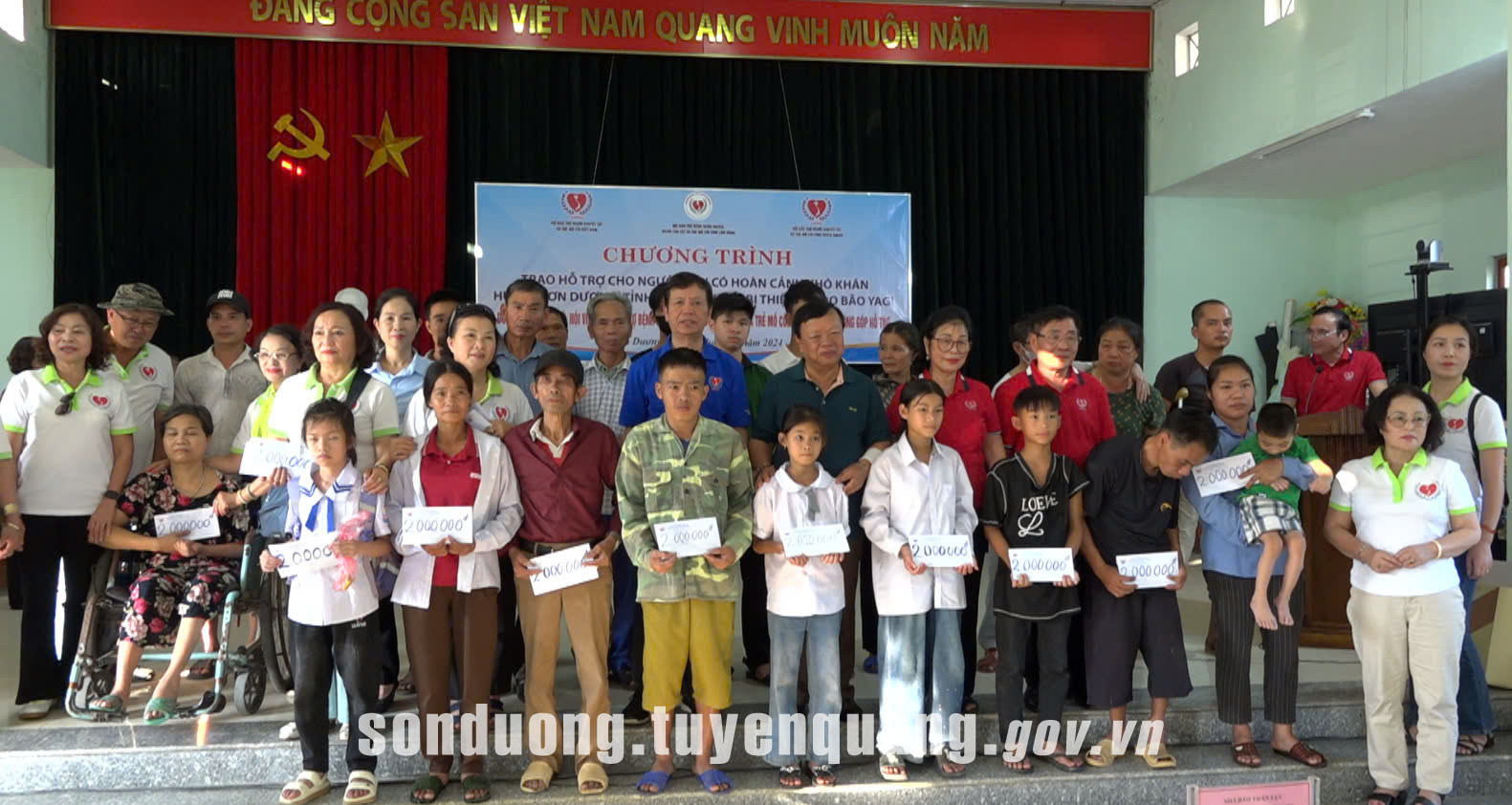Hội Bảo trợ người khuyết tật và trẻ mồ côi Việt Nam tặng quà đồng bào bị ảnh hưởng do lũ lụt bởi cơn bão số 3 tại huyện Sơn Dương
