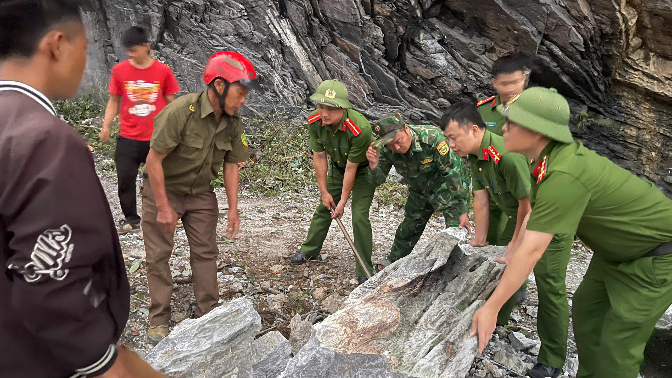 xã Cán Tỷ xảy ra vụ việc đá lăn từ vách cao ta luy dương xuống đường liên xã Cán Tỷ đi Nghĩa Thuận