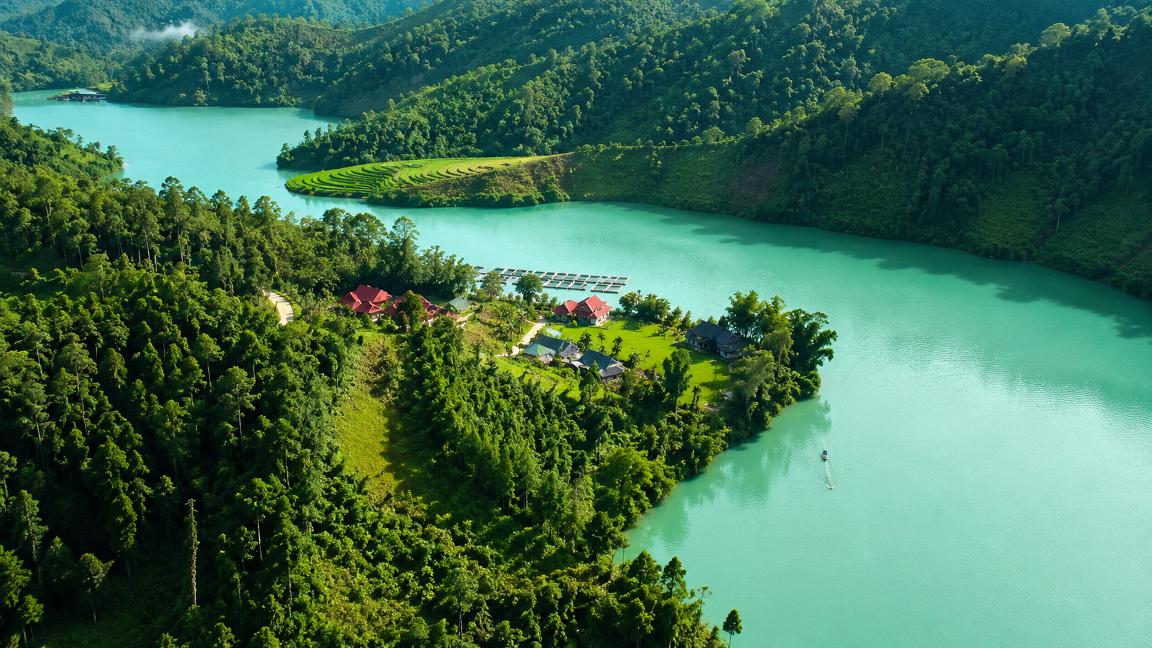 Các đồng chí lãnh đạo xã làm việc với các hộ dân xóm Thang Nèng về định hướng phát triển du lịch cộng đồng