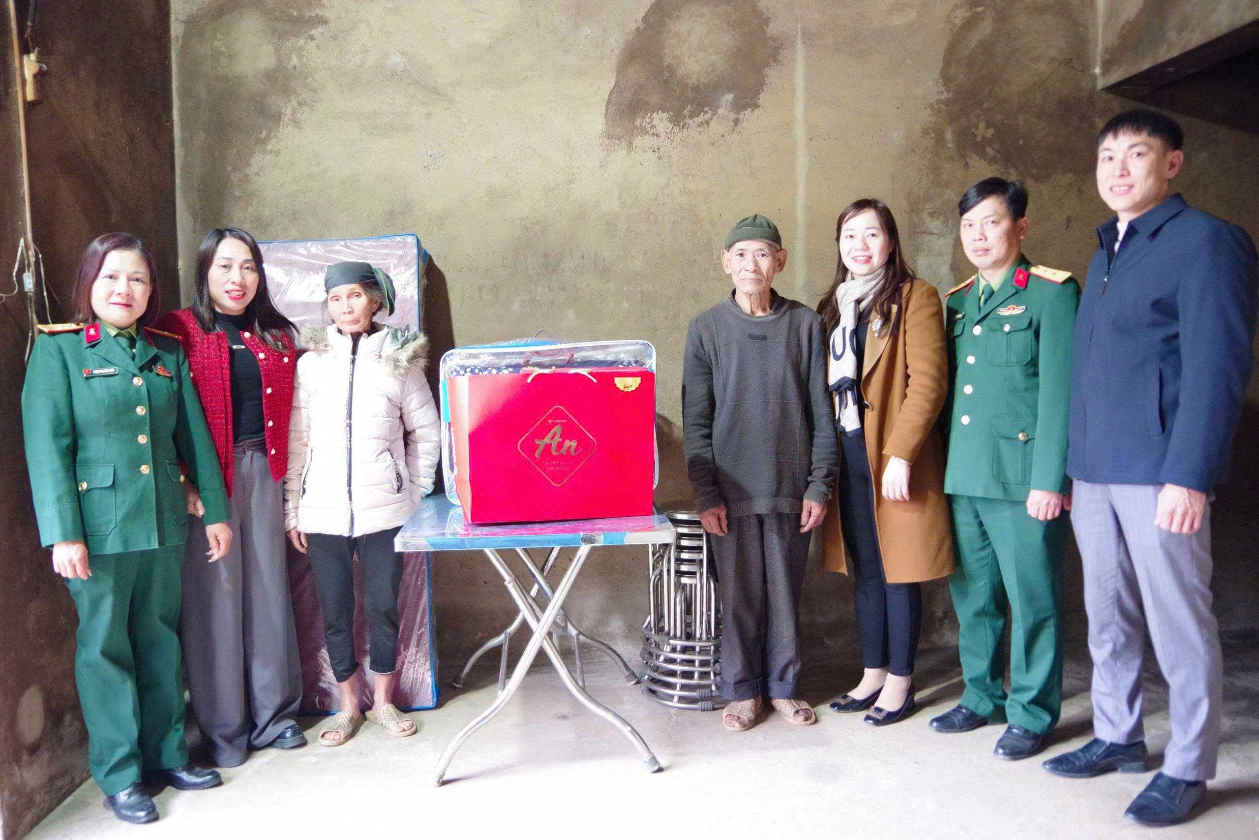 Xã Nhữ Khê thăm hỏi, trao quà hỗ trợ các hộ gia đình khó khăn tại thôn Cây Dừa