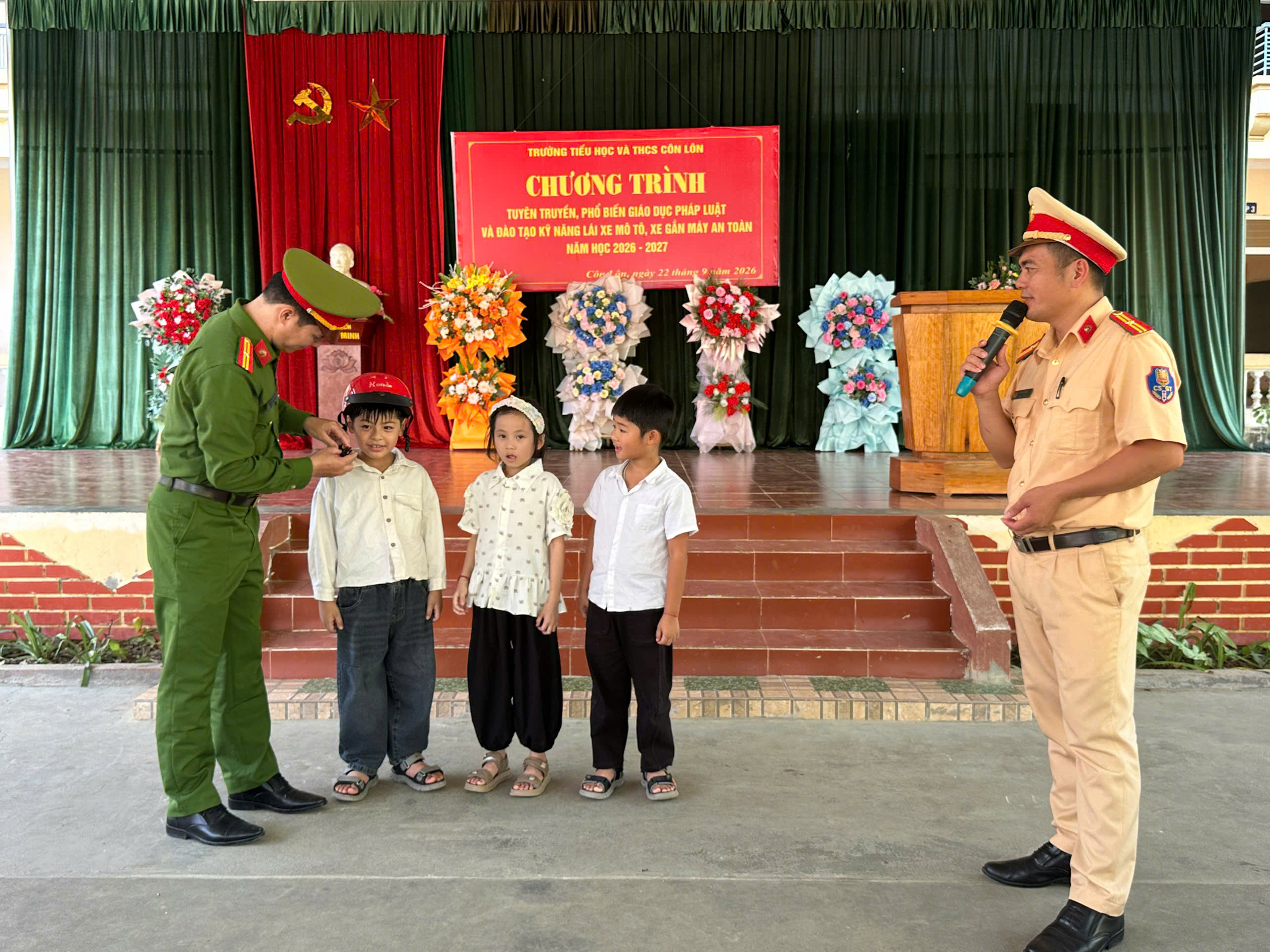 TUYÊN TRUYỀN PHÁP LUẬT, HƯỚNG DẪN KỸ NĂNG LÁI XE AN TOÀN CHO HỌC SINH XÃ CÔN LÔN