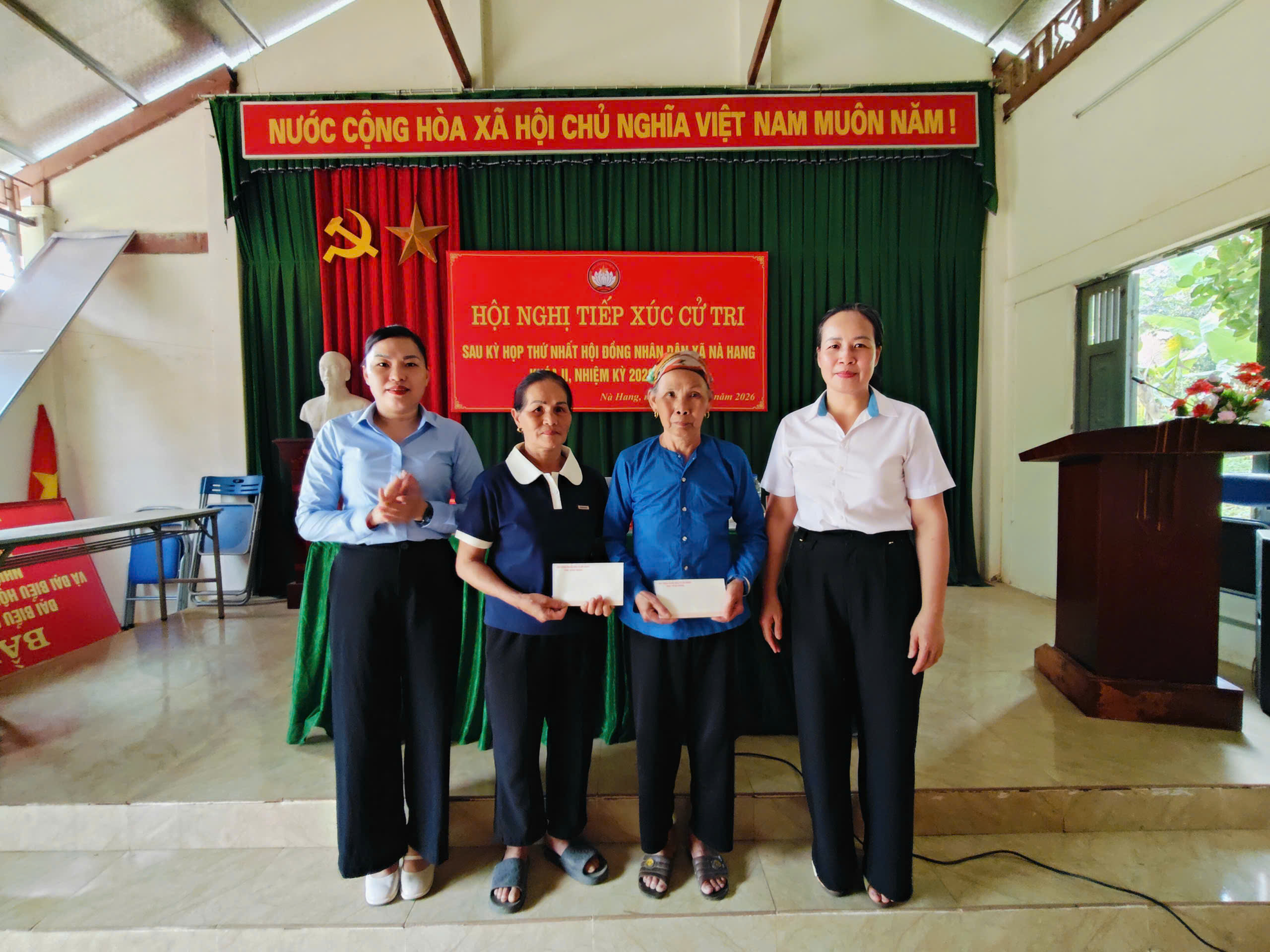 Tổ đại biểu số 02 HĐND xã Nà Hang tiếp xúc cử tri tại thôn Nà Đồn