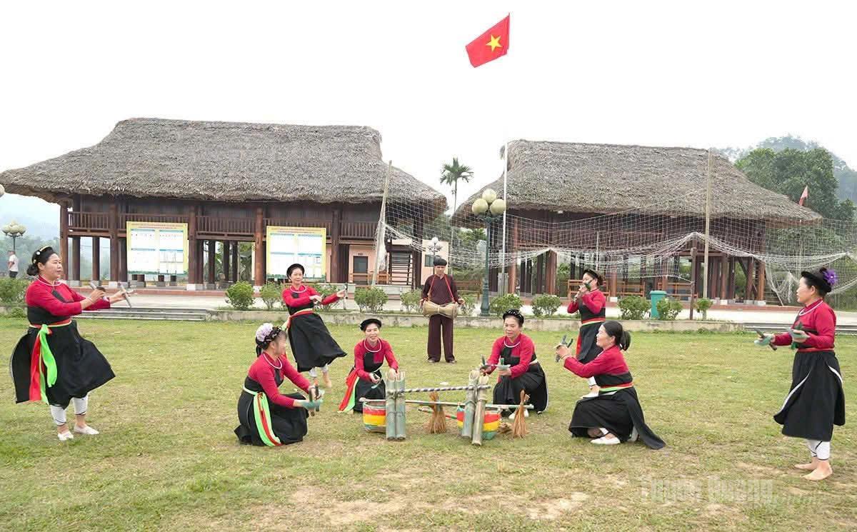 Khai thác tài nguyên văn hóa bản địa