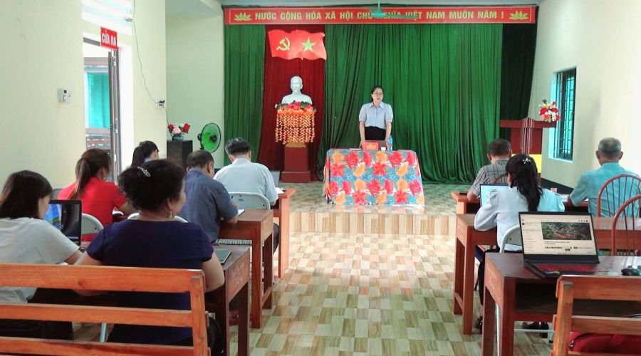 Đồng chí Hoàng Thị Thảo Hương - PBT Thường trực Đảng ủy, giám đốc Trung tâm Chính trị xã làm việc với chi bộ thôn Tân Tiến và Tân Thành 3