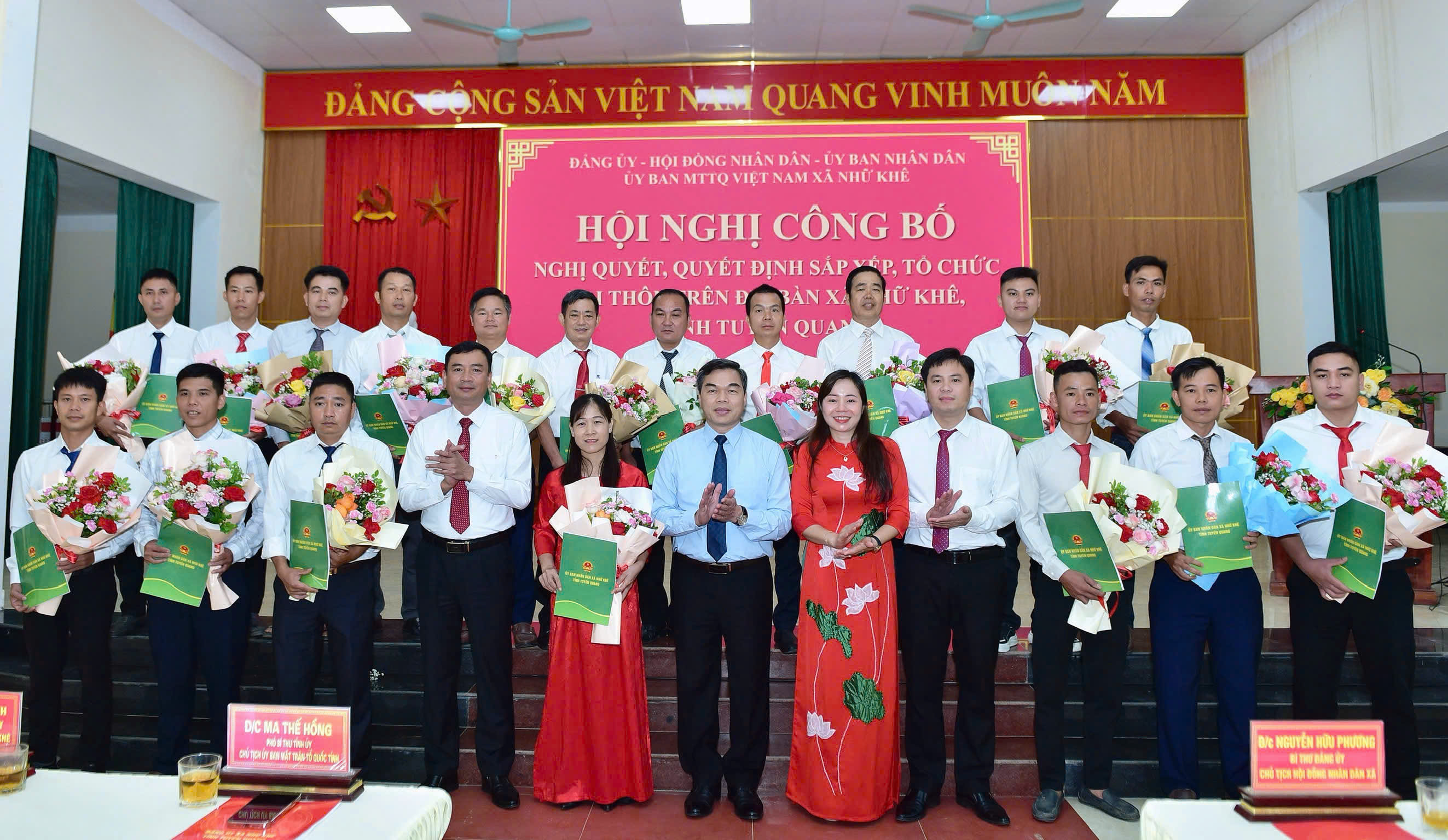 Đồng chí Ma Thế Hồng Phó Bí thư Tỉnh ủy, Chủ tịch Ủy ban MTTQVN tỉnh dự Hội nghị công bố Nghị quyết, Quyết định về sắp xếp, tổ chức lại thôn tại xã Nhữ Khê