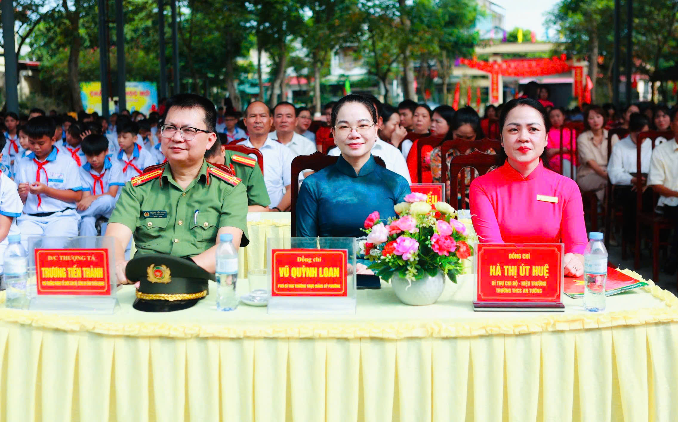 Đồng chí Vũ Quỳnh Loan, Phó Bí thư Thường trực Đảng ủy phường An Tường dự Lễ khai giảng năm học mới tại Trường THCS An Tường