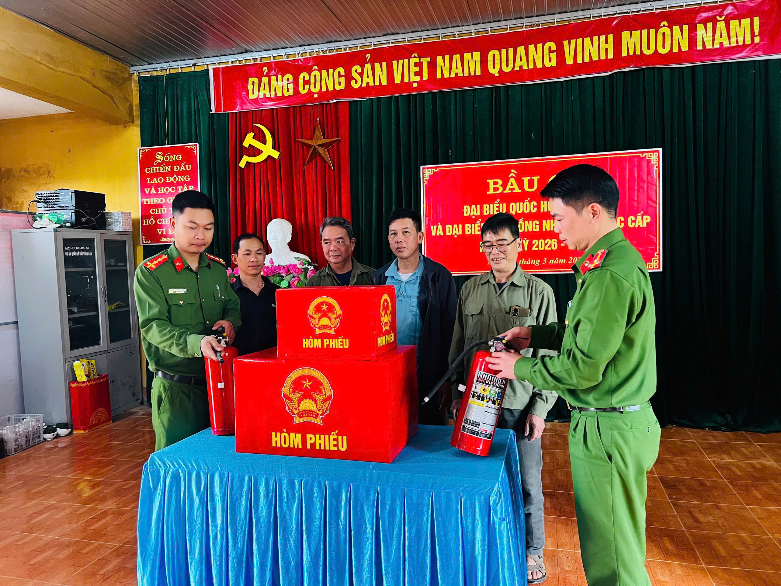 CÔNG AN XÃ HOÀ AN HƯỚNG DẪN CÔNG TÁC ĐẢM BẢO AN TOÀN PHÒNG CHÁY, CHỮA CHÁY TẠI CÁC KHU VỰC BỎ PHIẾU