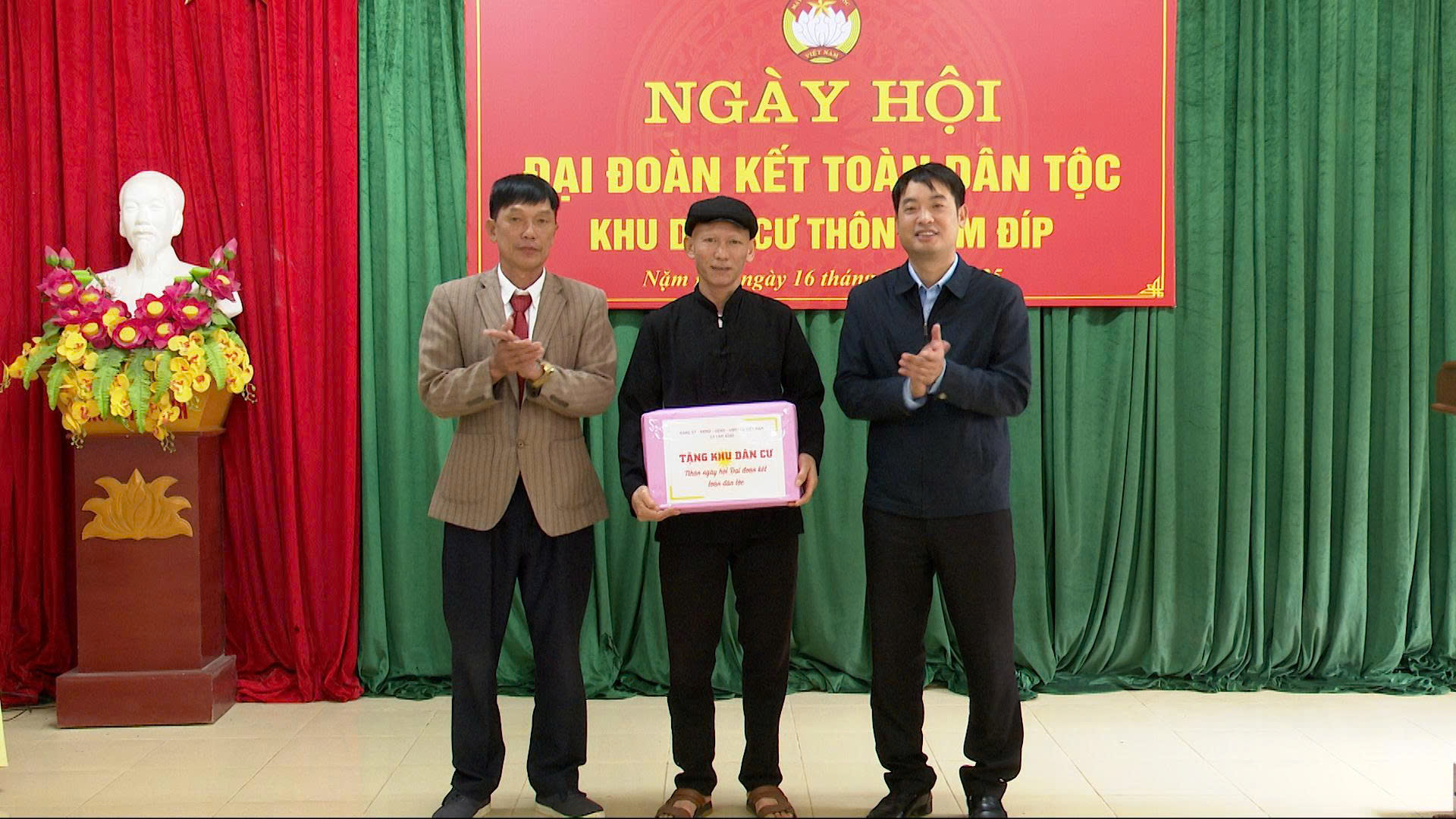 Đồng chí Trương Văn Quang, Phó Bí thư Đảng ủy, Chủ tịch UBND xã dự Ngày hội Đại đoàn kết toàn dân tộc khu dân cư thôn Nặm Đíp, xã Lâm Bình