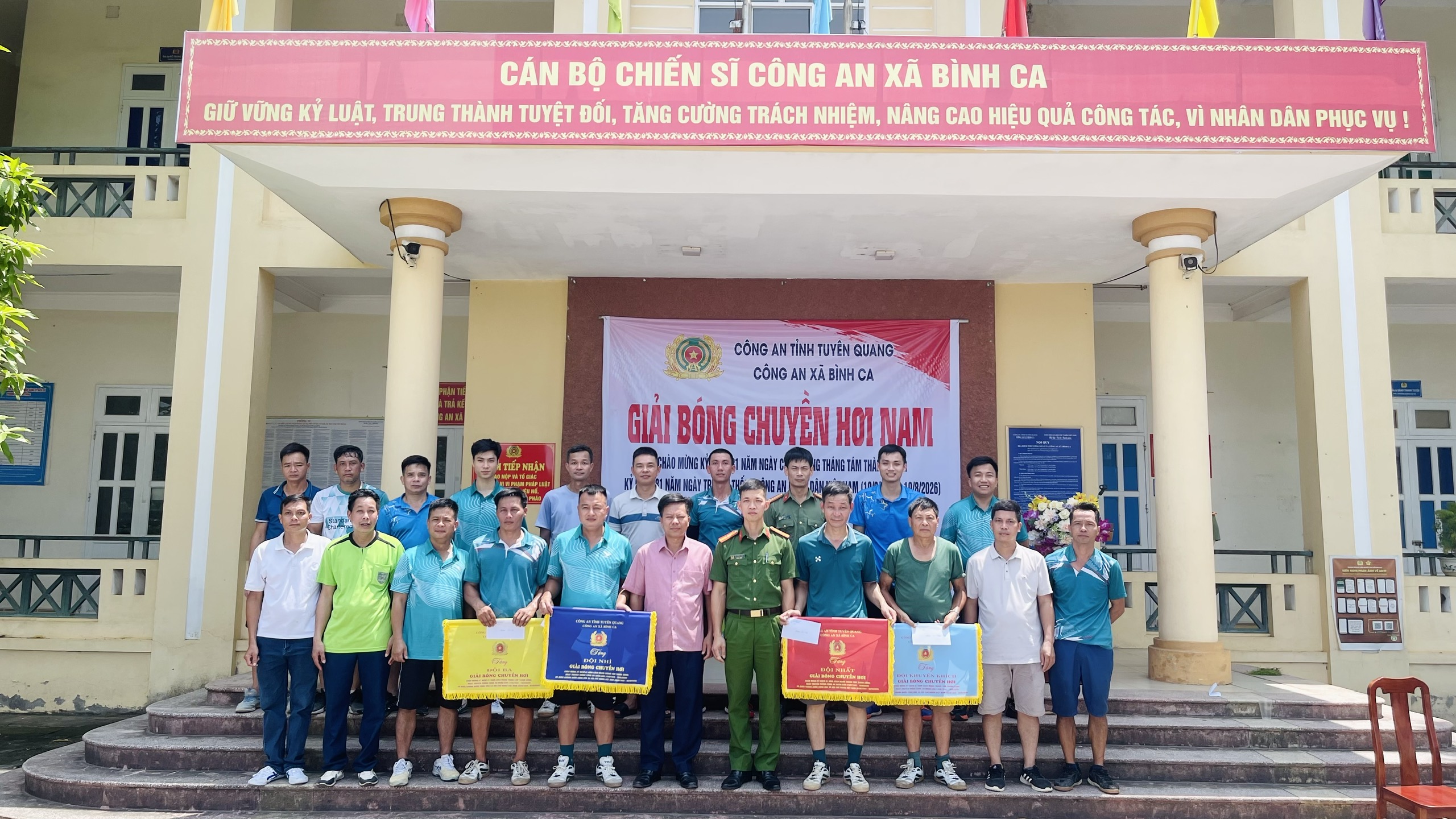 Công an xã Bình Ca tổ chức Giải bóng chuyền hơi nam chào mừng các ngày lễ lớn