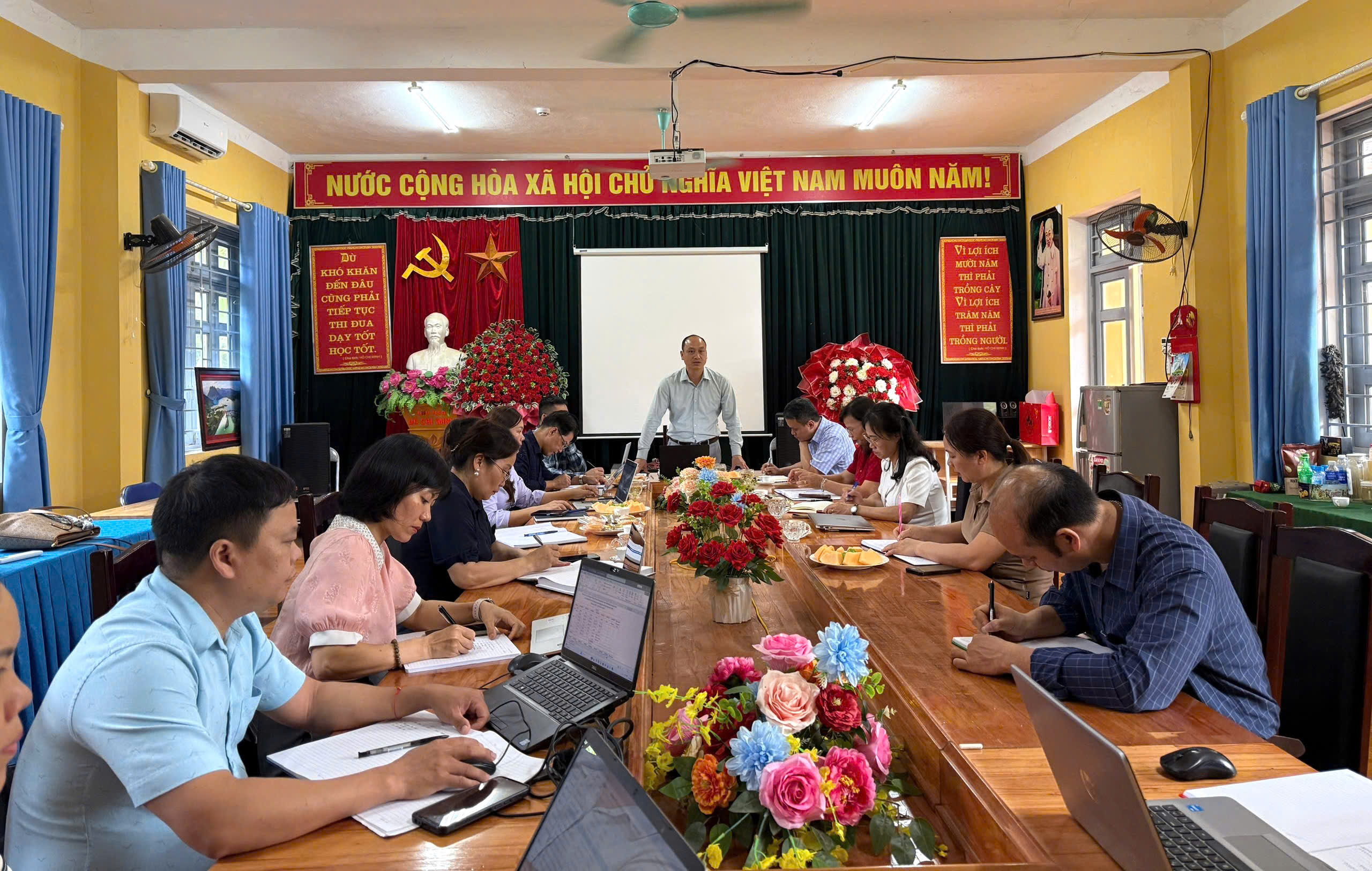 Lãnh đạo xã Kiên Đài làm việc với các trường học sau sáp nhập, chuẩn bị năm học mới