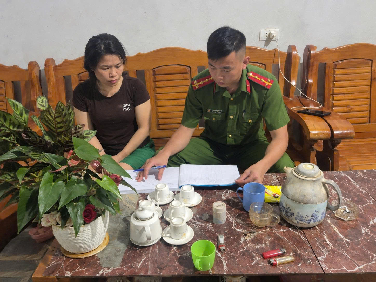 CÔNG AN XÃ SƠN DƯƠNG TÍCH CỰC HỖ TRỢ NGƯỜI DÂN KÍCH HOẠT TÀI KHOẢN ĐỊNH DANH ĐIỆN TỬ MỨC ĐỘ 2