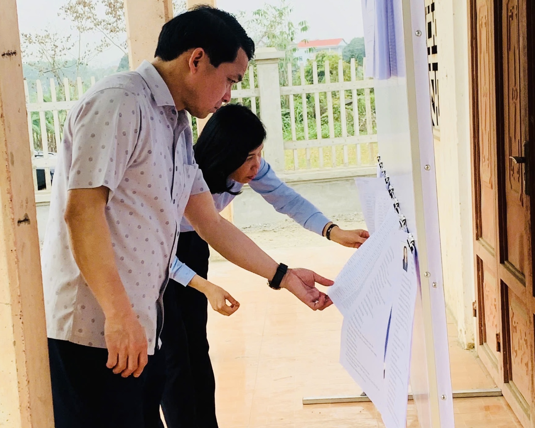 Lãnh đạo xã Bình Ca kiểm tra cơ sở vật chất phục vụ bầu cử đại biểu Quốc hội khóa XVI và đại biểu HĐND các cấp, nhiệm kỳ 2026–2031 tại thôn Gò Hu