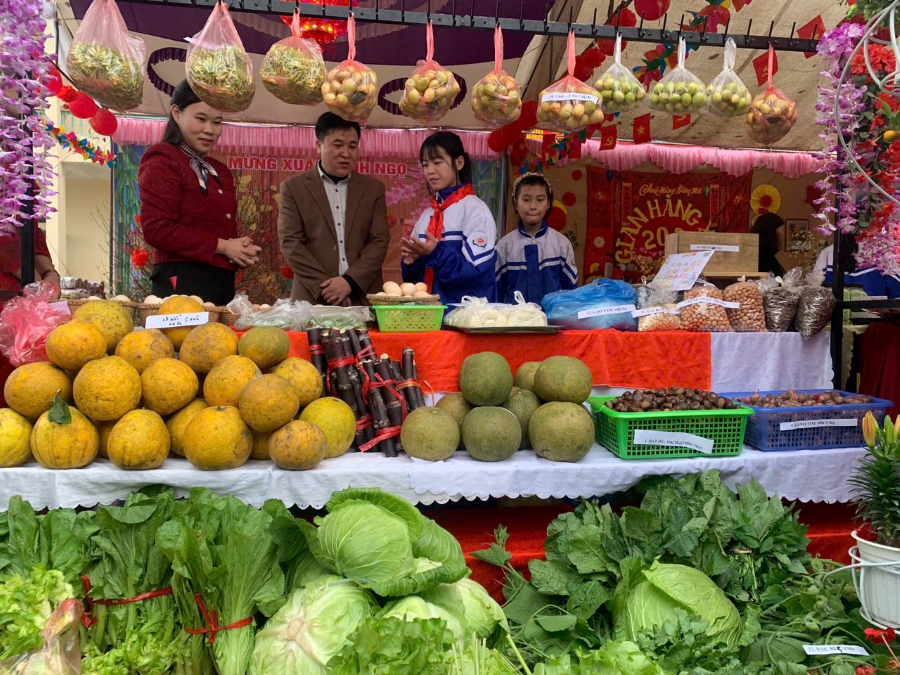 Cấp 2 tổ chức hội chợ xuân 44.jpg