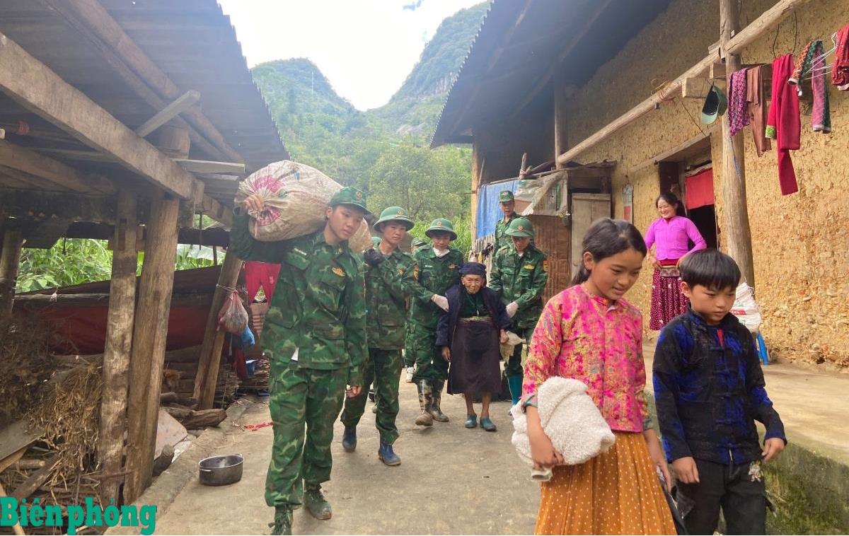 Sát cánh cùng nhân dân vượt qua sự tàn phá của thiên tai