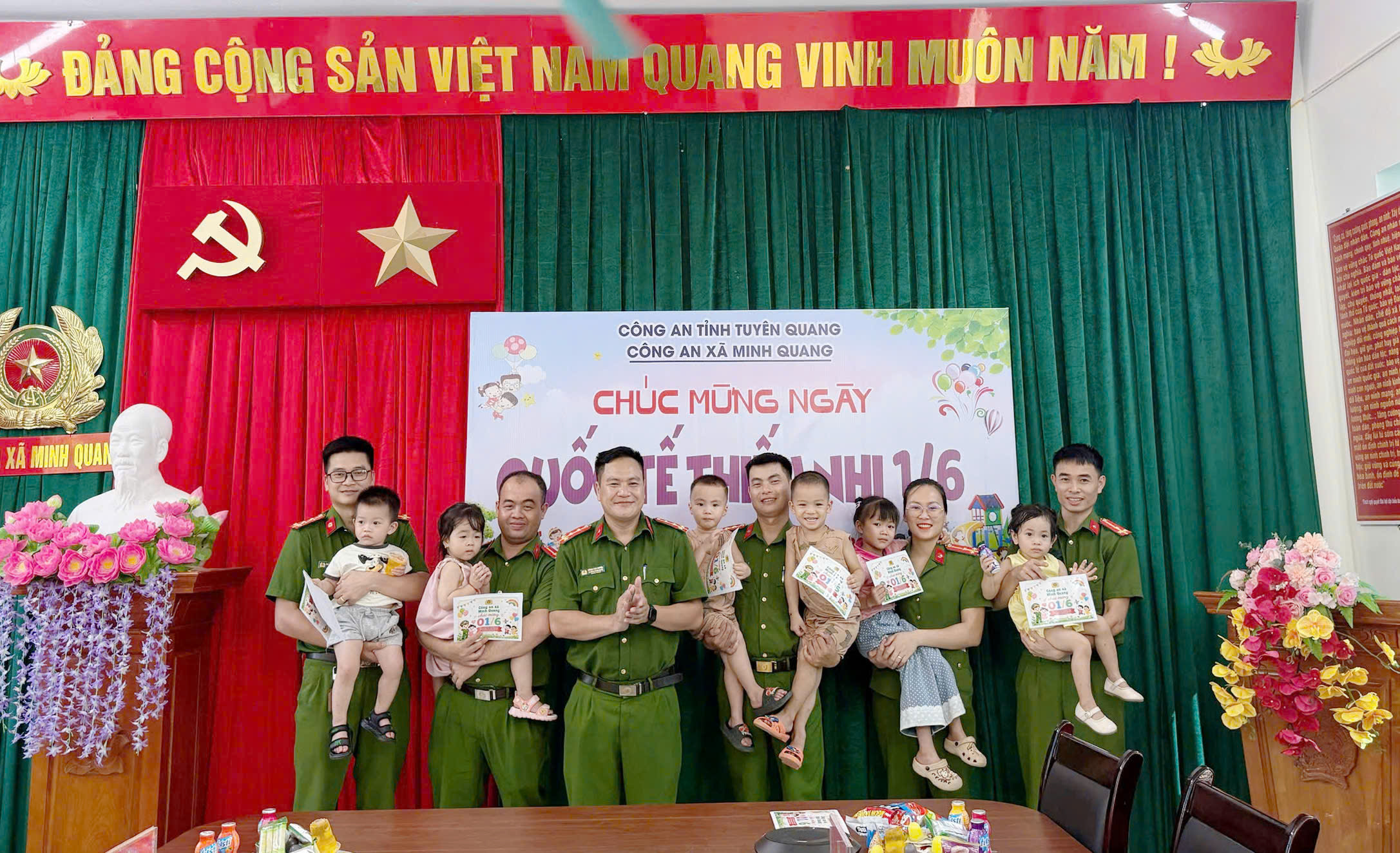 CÔNG AN XÃ MINH QUANG TỔ CHỨC TẶNG QUÀ CHO CON EM CÁN BỘ, CHIẾN SĨ NHÂN NGÀY QUỐC TẾ THIẾU NHI 01/6