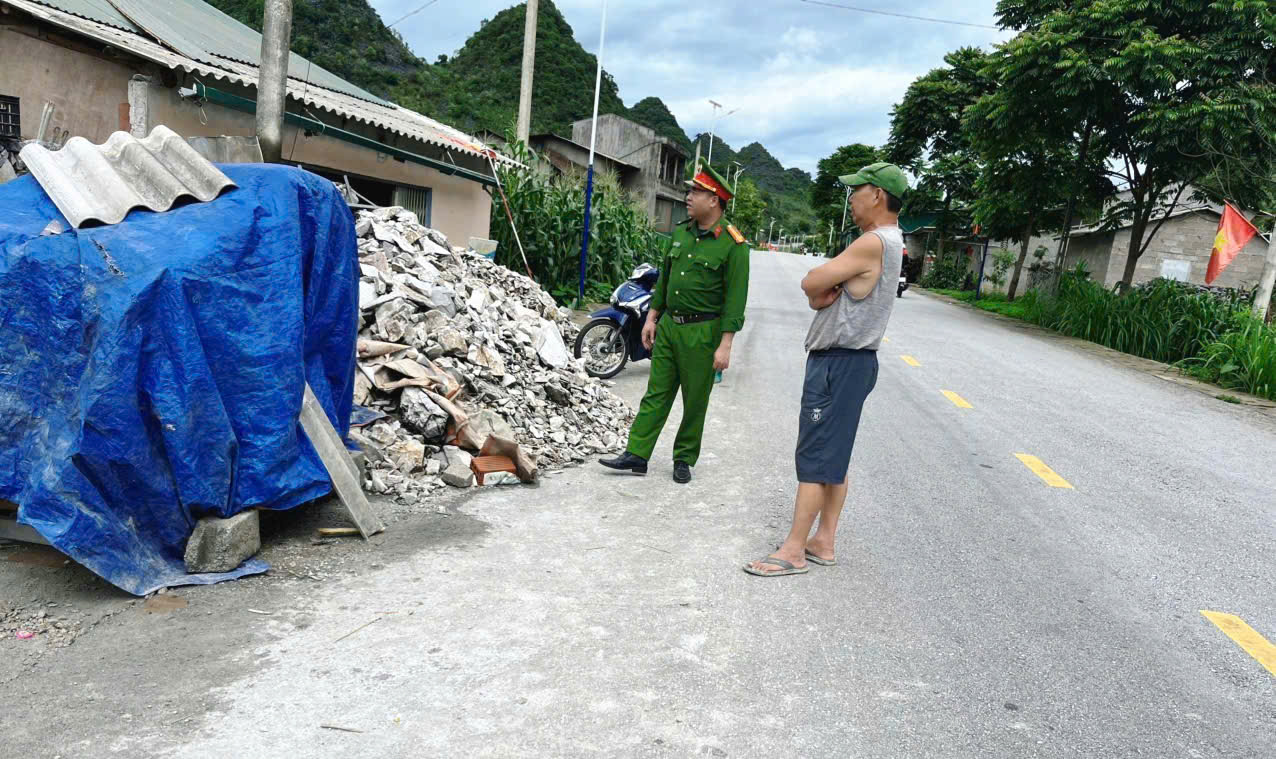 CÔNG AN XÃ SỦNG MÁNG TUYÊN TRUYỀN BẢO ĐẢM AN TOÀN GIAO THÔNG TRÊN TỈNH LỘ 176