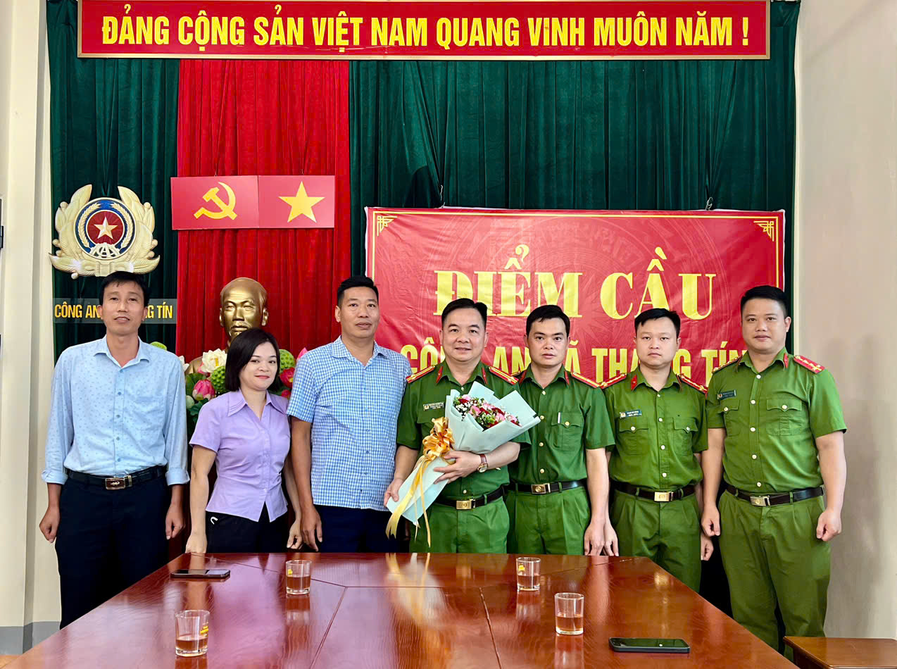Lãnh đạo UBND xã Thàng Tín tặng hoa chúc mừng Công an xã nhân Ngày truyền thống Công an nhân dân 19/8