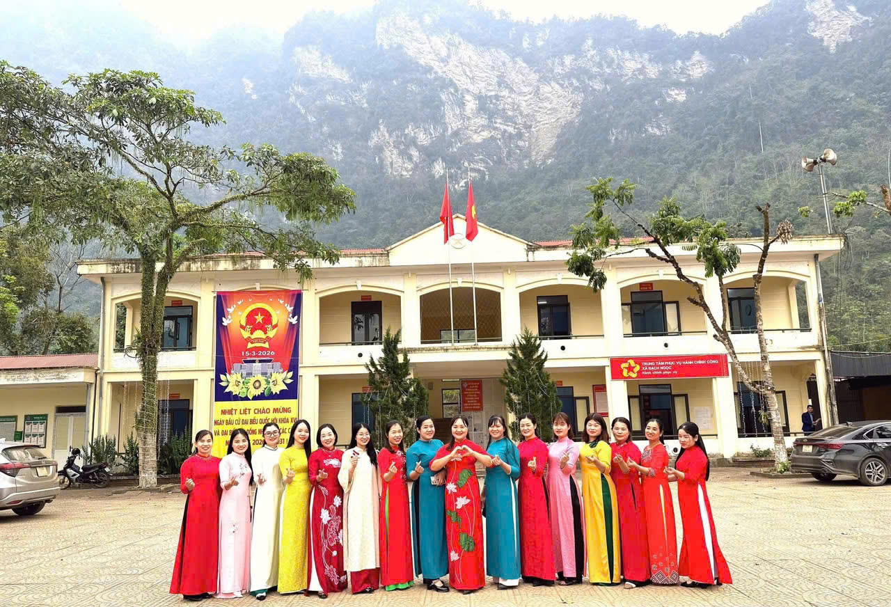 PHỤ NỮ CÔNG AN XÃ BẠCH NGỌC RẠNG RỠ SẮC HƯƠNG, TÔN VINH TÀ ÁO DÀI