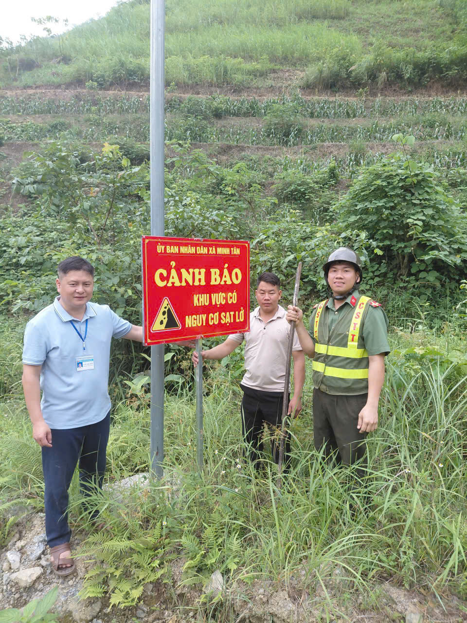 CÔNG AN XÃ MINH TÂN CHỦ ĐỘNG KHẢO SÁT, CẮM BIỂN CẢNH BÁO CÁC VỊ TRÍ NGUY CƠ SẠT LỞ VÀ ĐUỐI NƯỚC