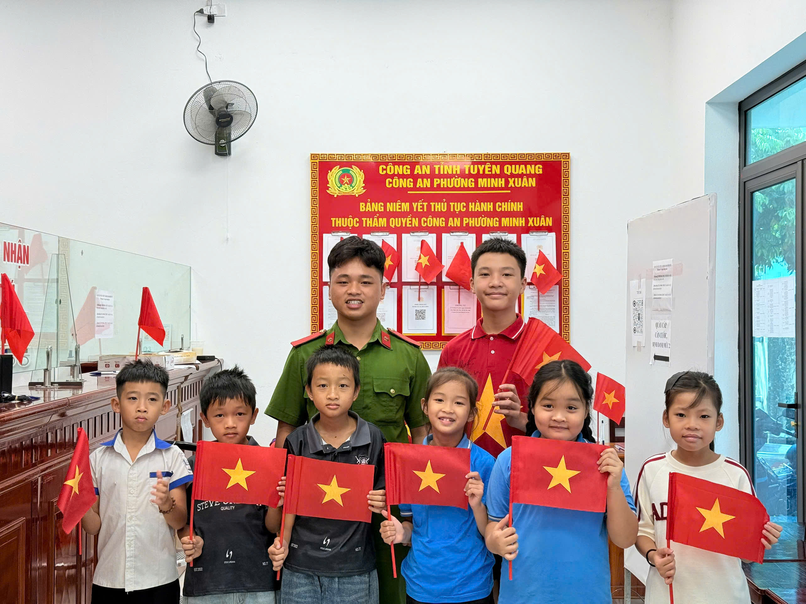 CÔNG AN PHƯỜNG MINH XUÂN CẤP CĂN CƯỚC, ĐỊNH DANH ĐIỆN TỬ XUYÊN KỲ NGHỈ LỄ 02/9