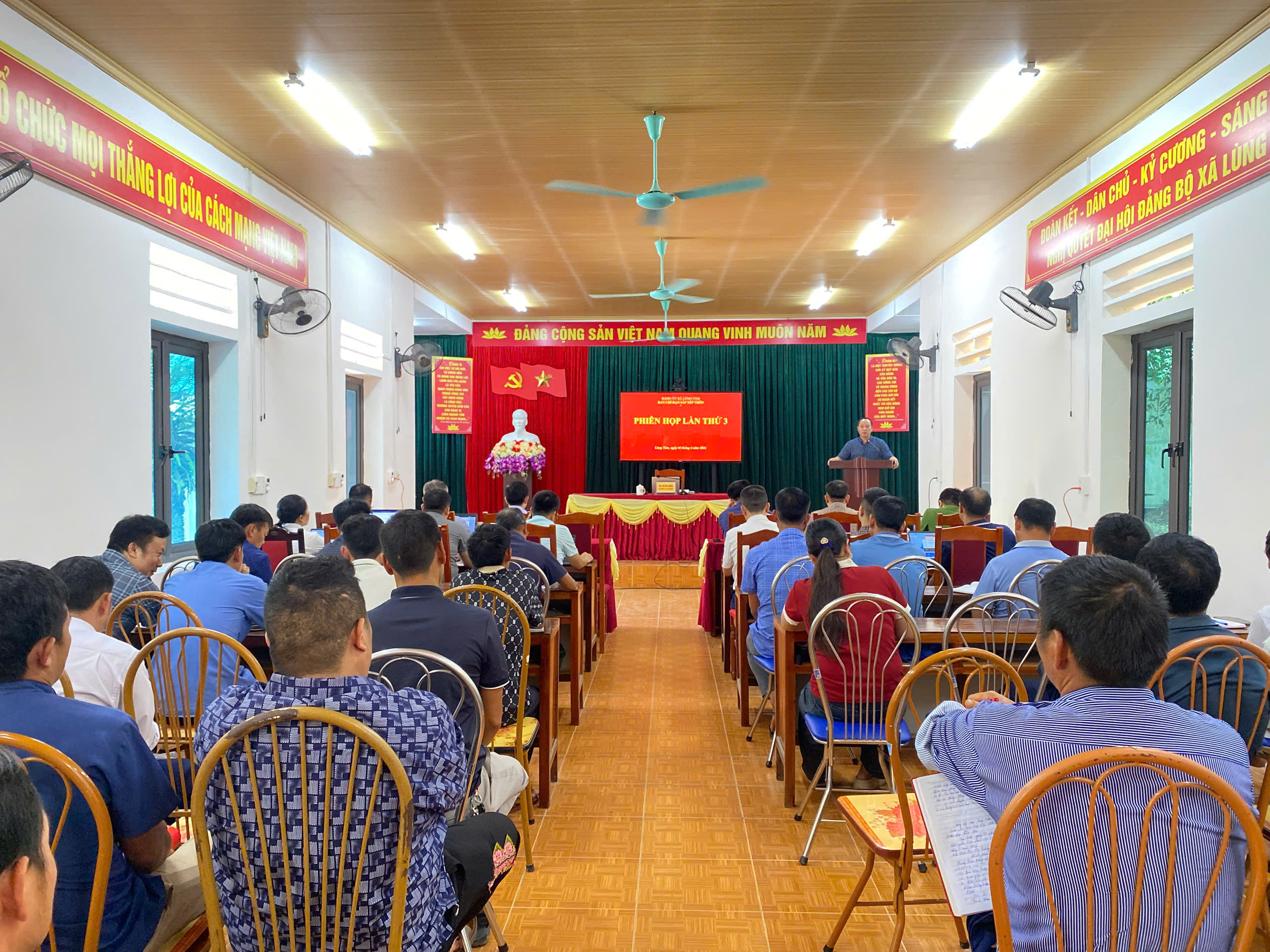 BAN CHỈ ĐẠO SẮP XẾP THÔN XÃ LÙNG TÁM TỔ CHỨC PHIÊN HỌP THỨ BA
