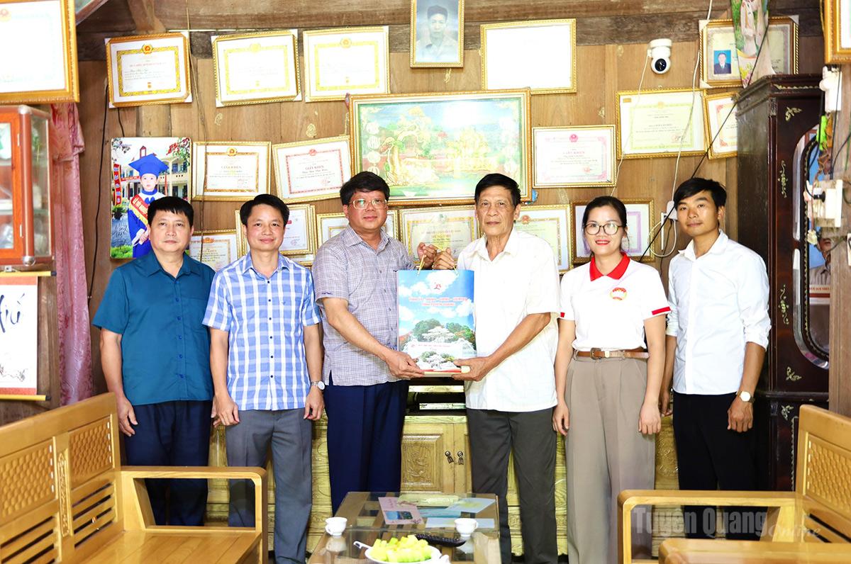 Đồng chí Phó Chủ tịch Thường trực Ủy ban MTTQ tỉnh Hà Trung Kiên thăm, tặng quà các gia đình chính sách tại xã Tri Phú