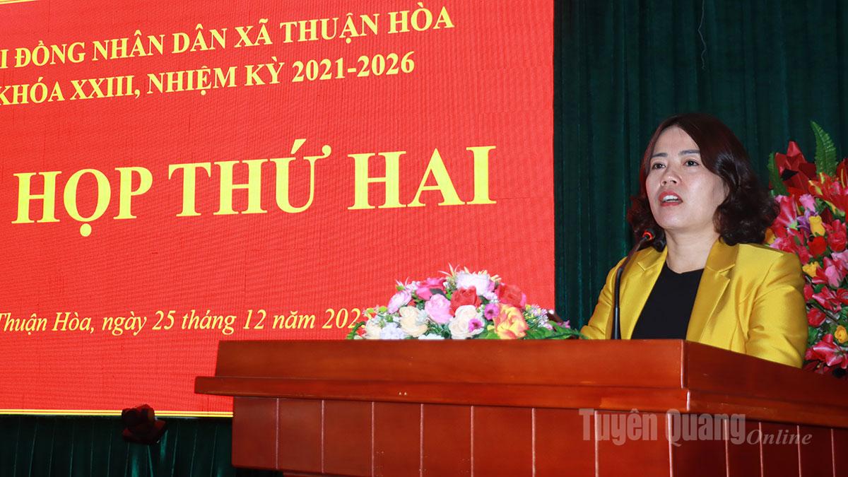 Đồng chí Trưởng đoàn ĐBQH chuyên trách tỉnh Lý Thị Lan dự kỳ họp thứ hai, HĐND xã Thuận Hòa